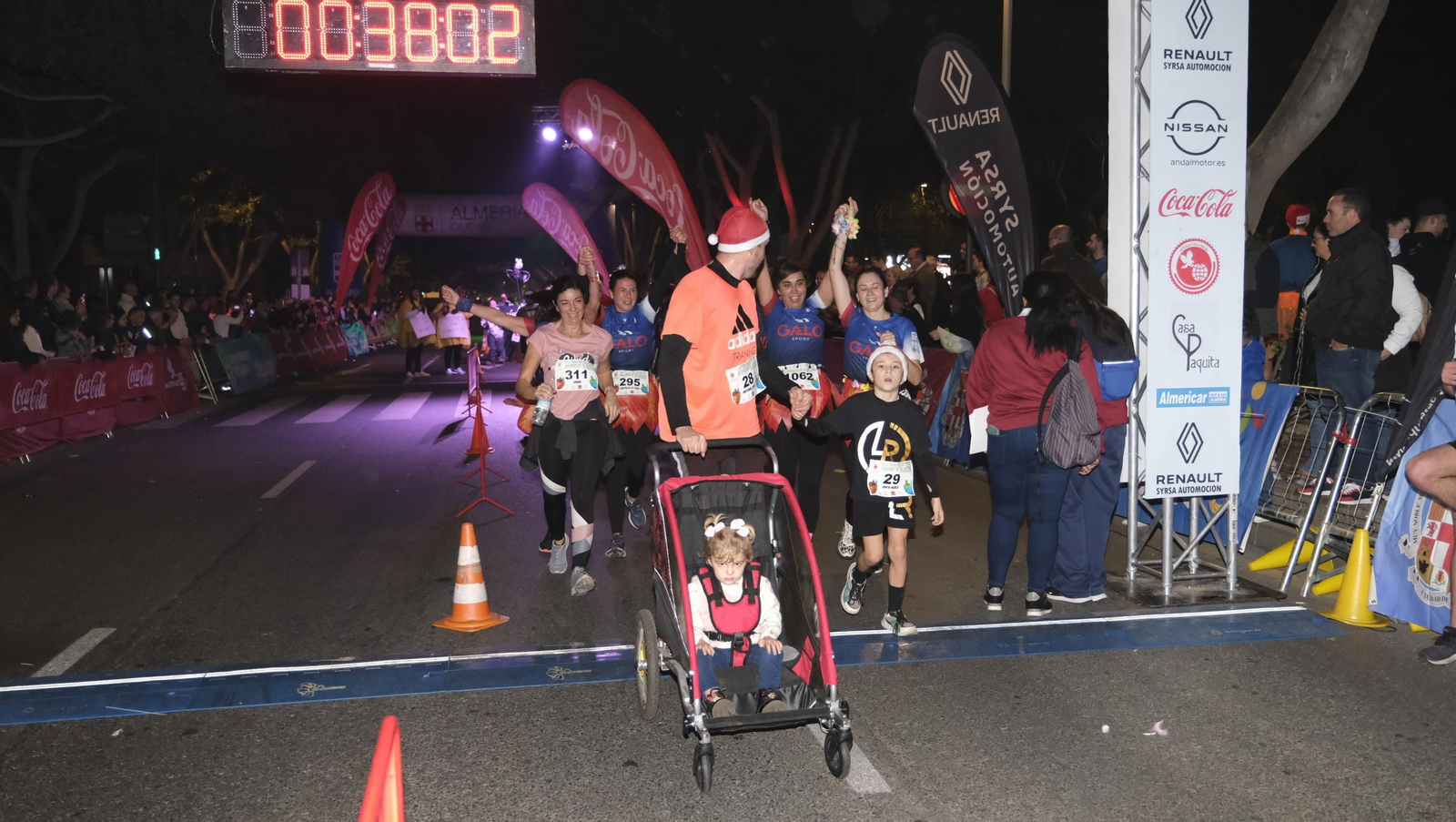 Imágenes de la XIV edición de la San Silvestre de Almería