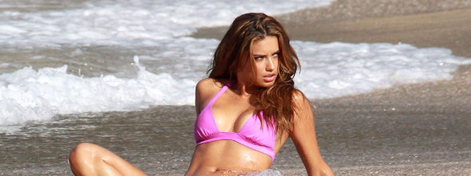 Adriana Lima desfila en  Sao Paulo Fashion Week.  REUTERS/Paulo Whitaker.