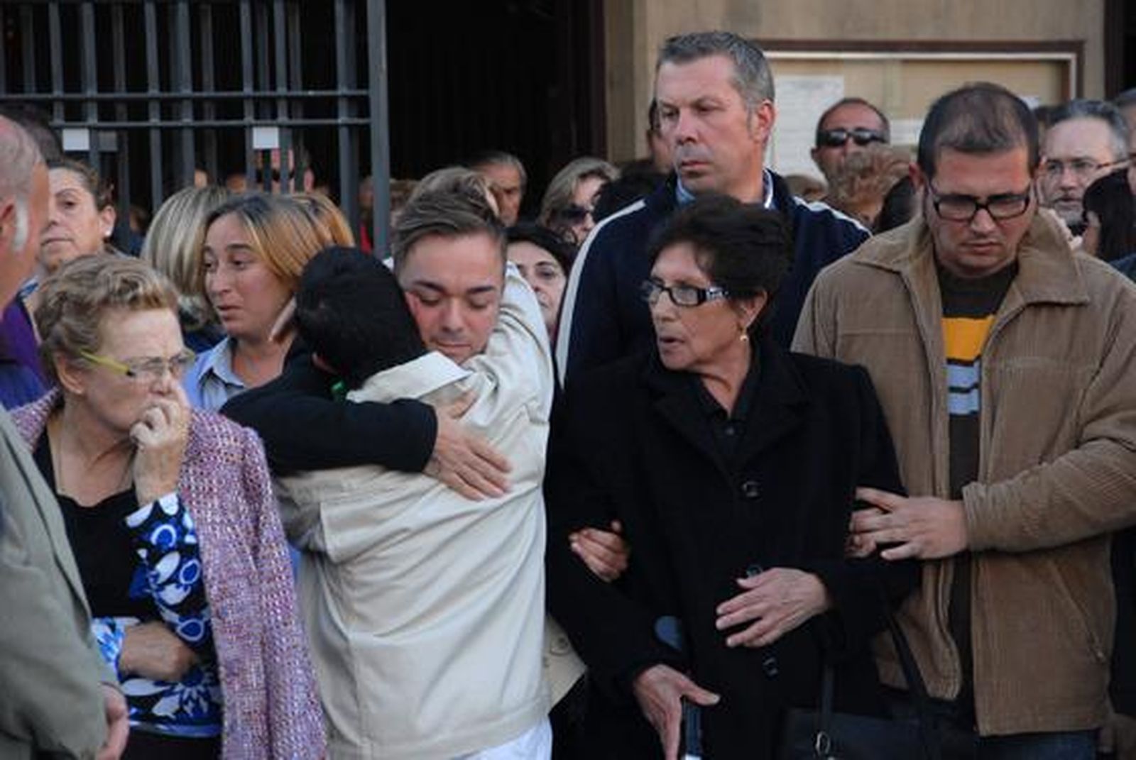 Amigos y familiares dan su último adiós al funcionario del Ayuntamiento isleño Manuel Pereira Fontao, asesinado el sábado.

Foto: Rioja