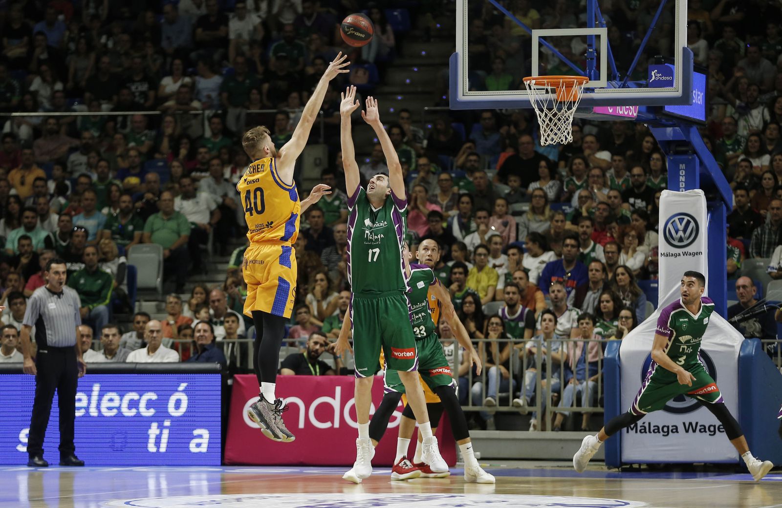 Luke Fischer lanza a canasta ante Shermadini.