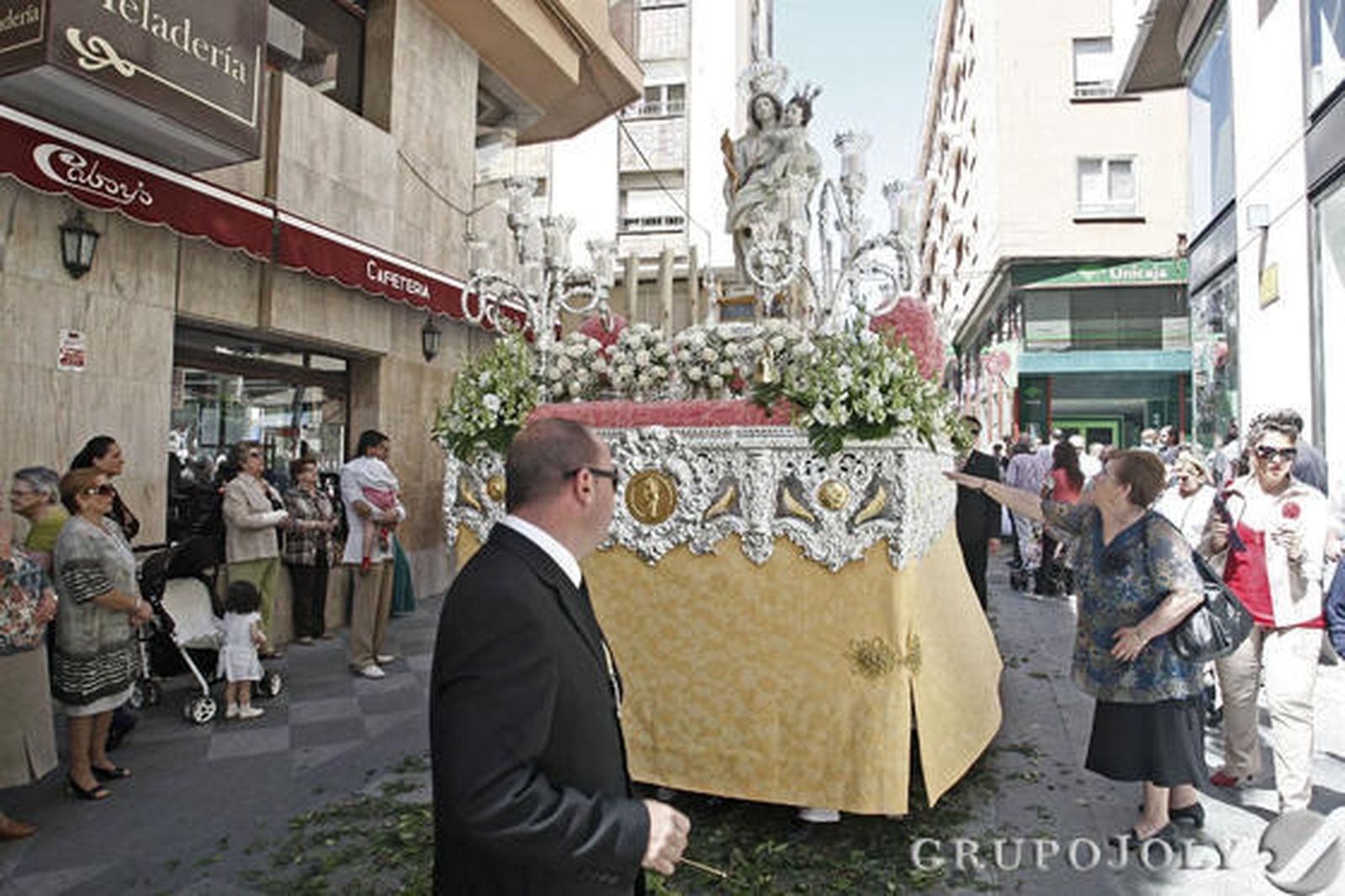 Más de 400 personas acuden a la misa en el parque María Cristina de Algeciras.

Foto: Erasmo Fenoy