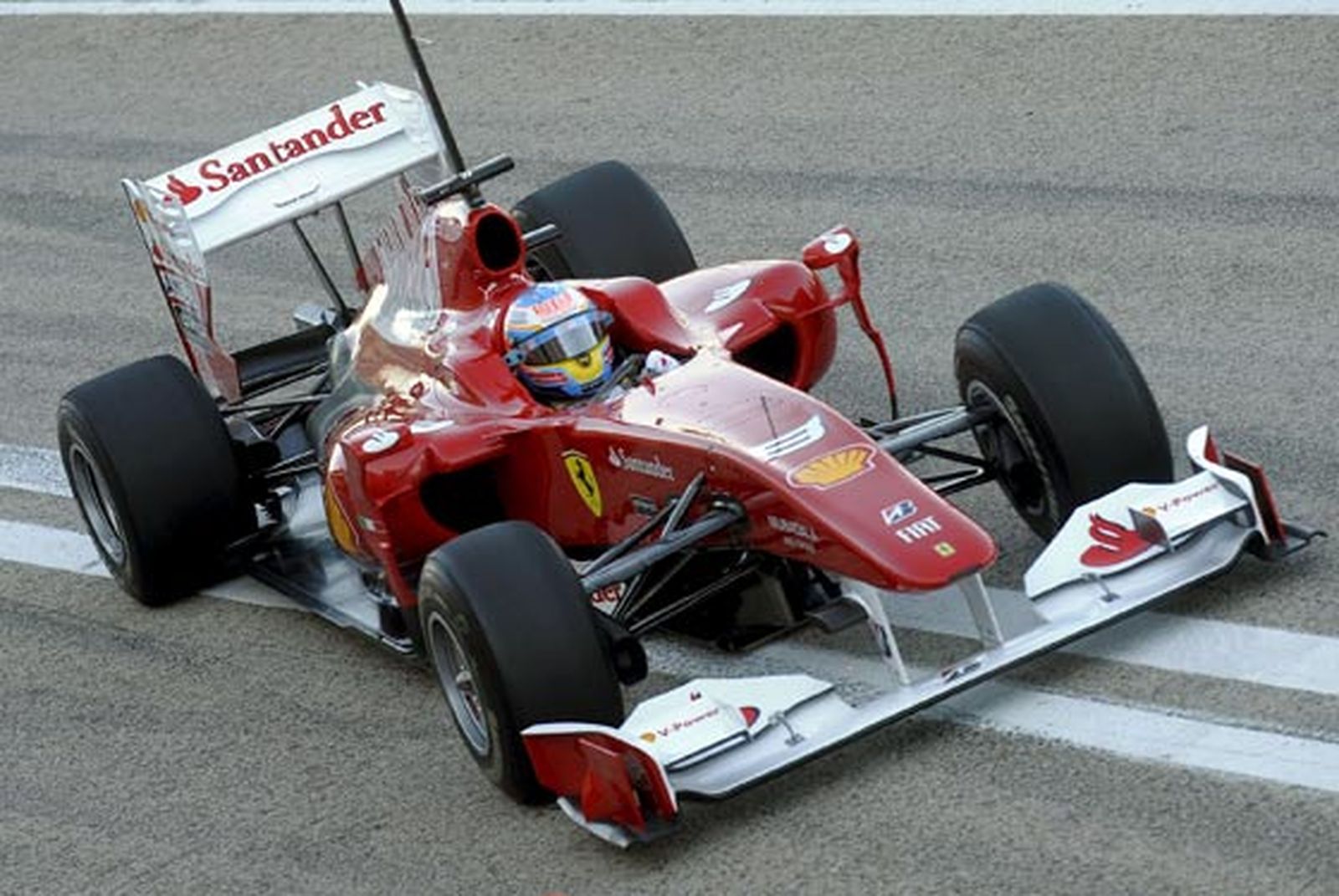 Fernando Alonso al volante del F10/Efe  Foto: Efe