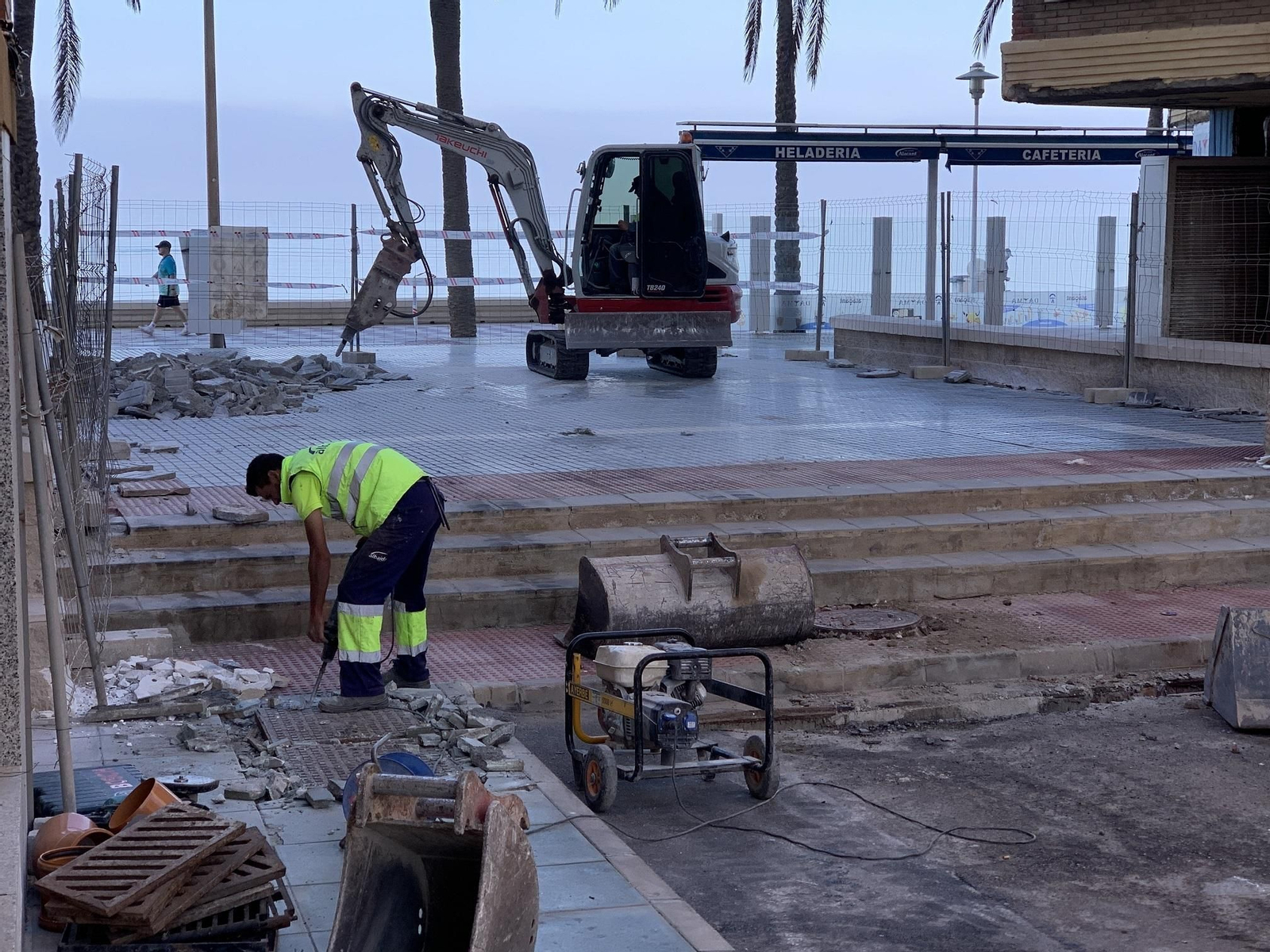 Obras para mejorar el acceso al paseo marítimo por la calle Sabinal de El Zapillo