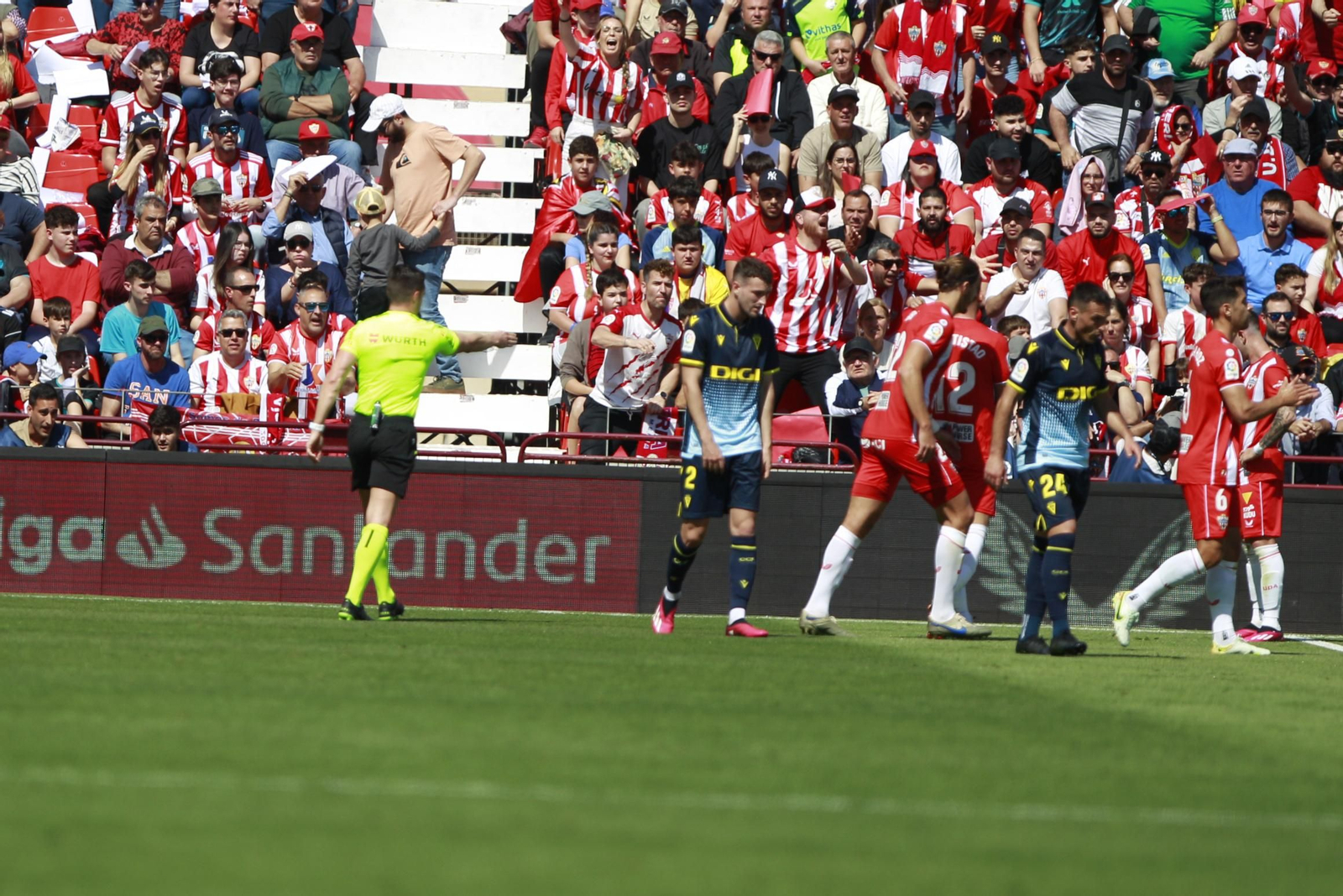 Imágenes del partido de la Liga Santander U.D. Almería-Cádiz C.F.