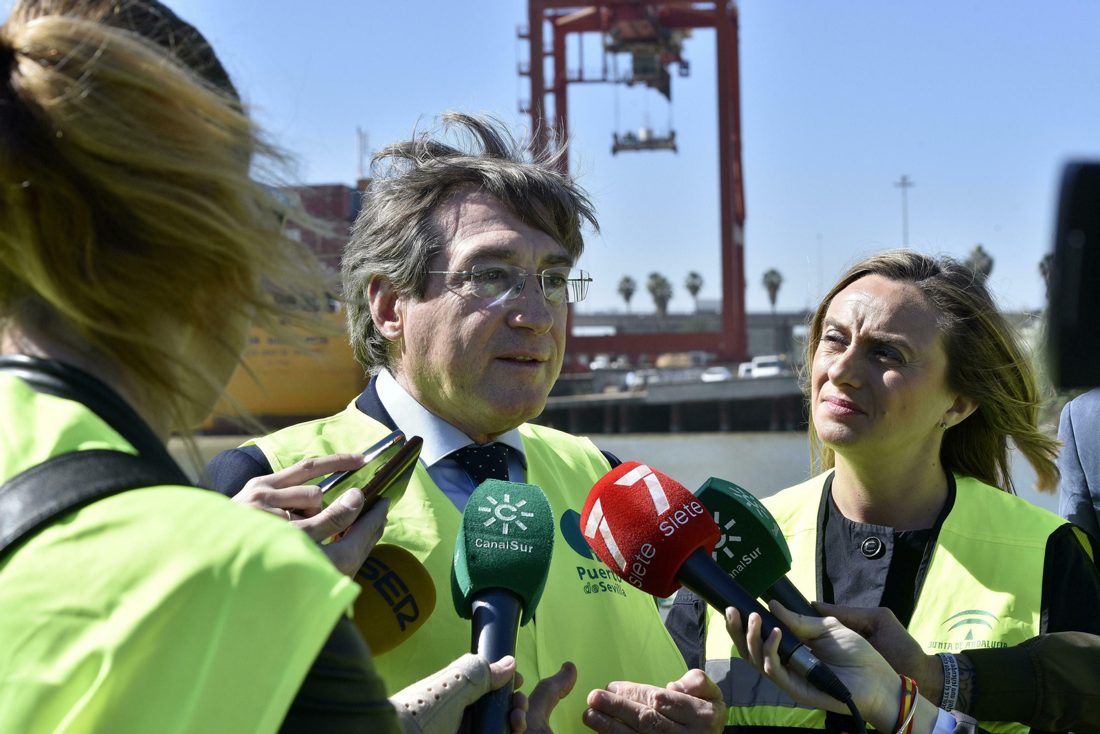 Rafael Carmona, nuevo presidente del Puerto de Sevilla, con la consejera de Fomento Marifrán Carazo.