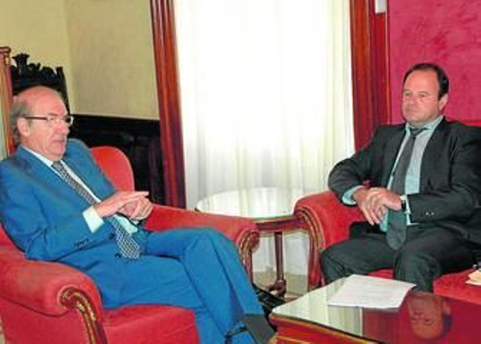Pedro Rodríguez y Macario Correia, el 4 de noviembre en el Ayuntamiento de Huelva.