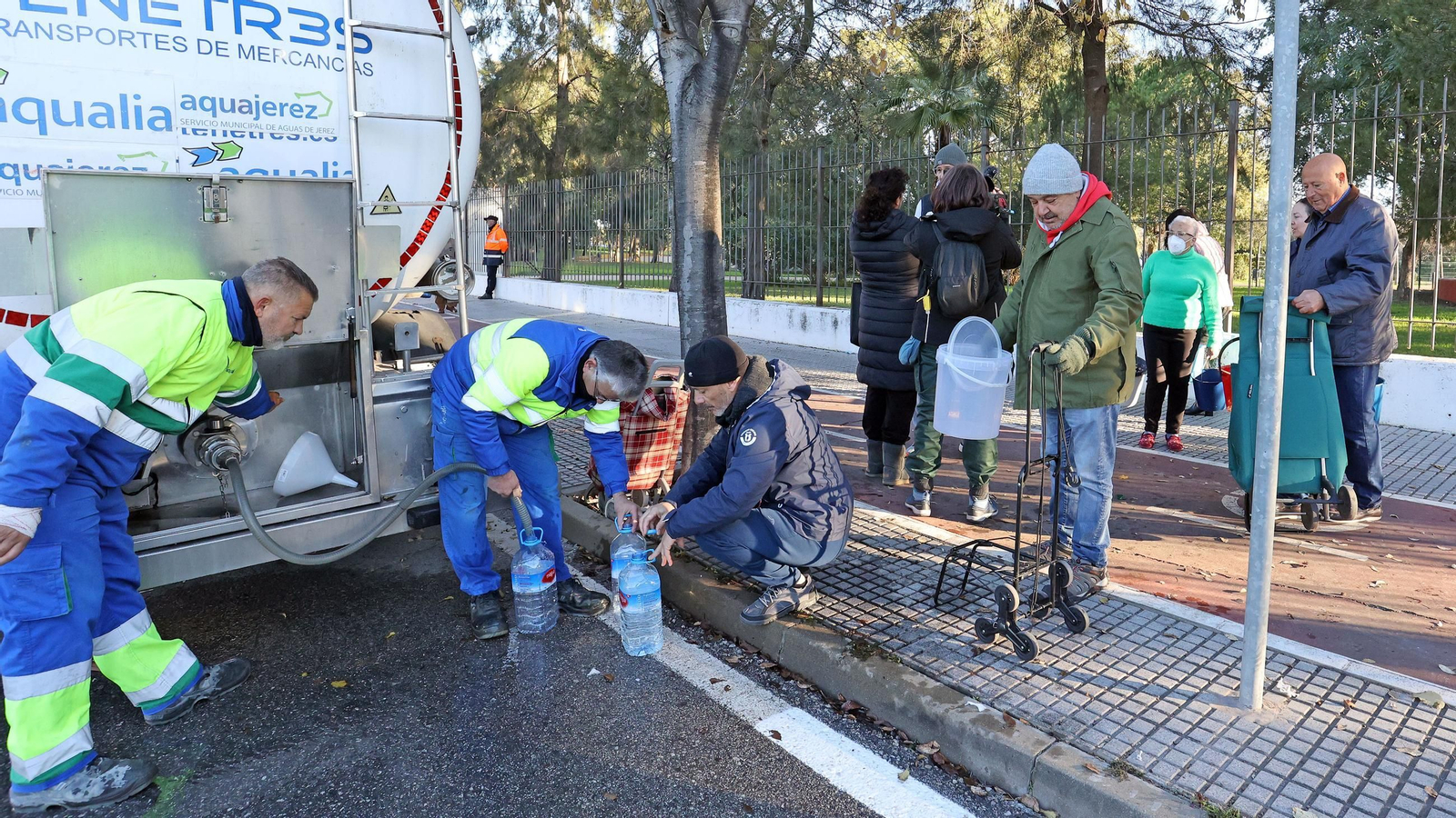 Imágenes del reparto de agua en Vallesequillo