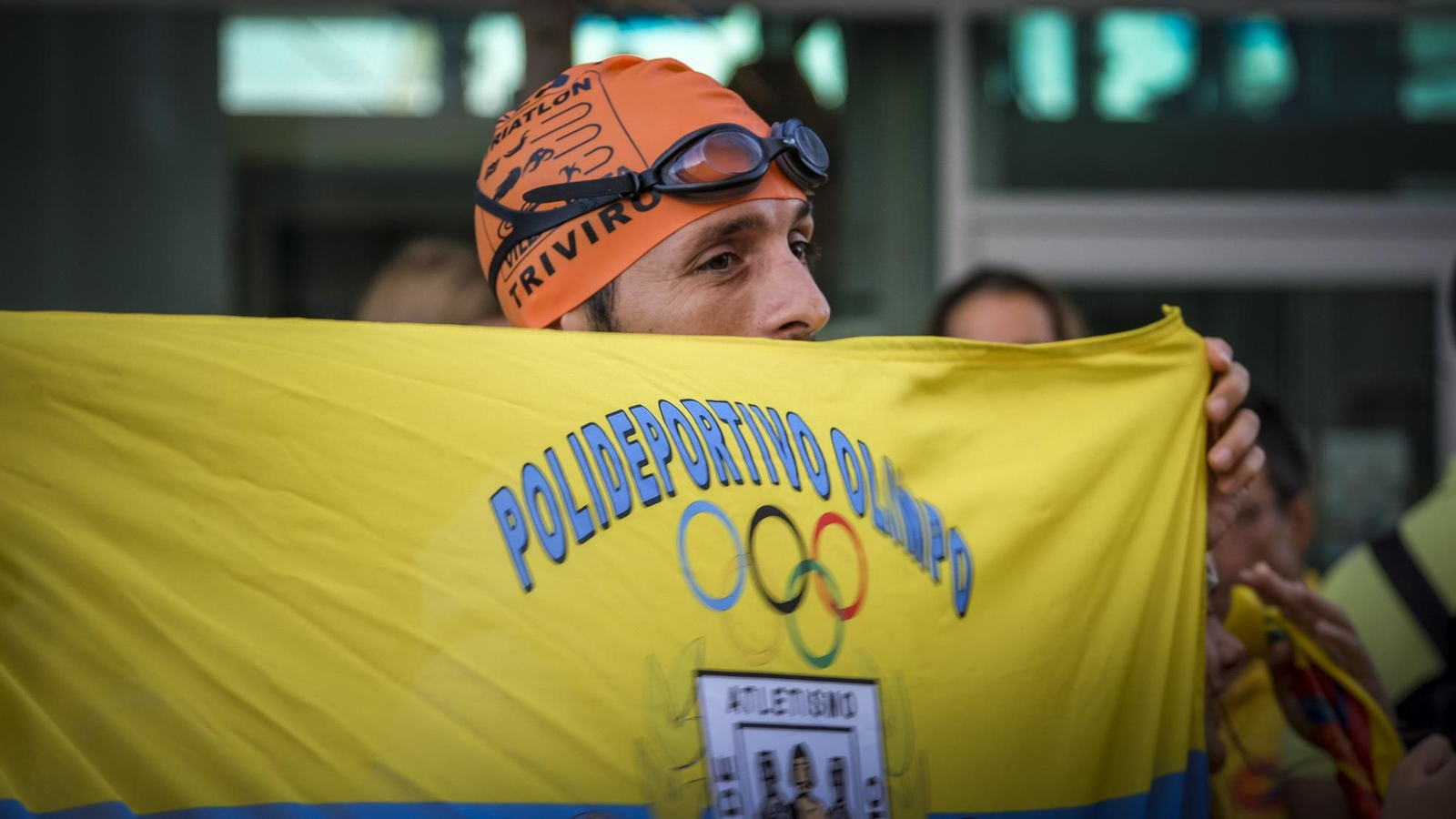 Los clubes de natación y watwerpolo de Cádiz, concentrados frente a la piscina