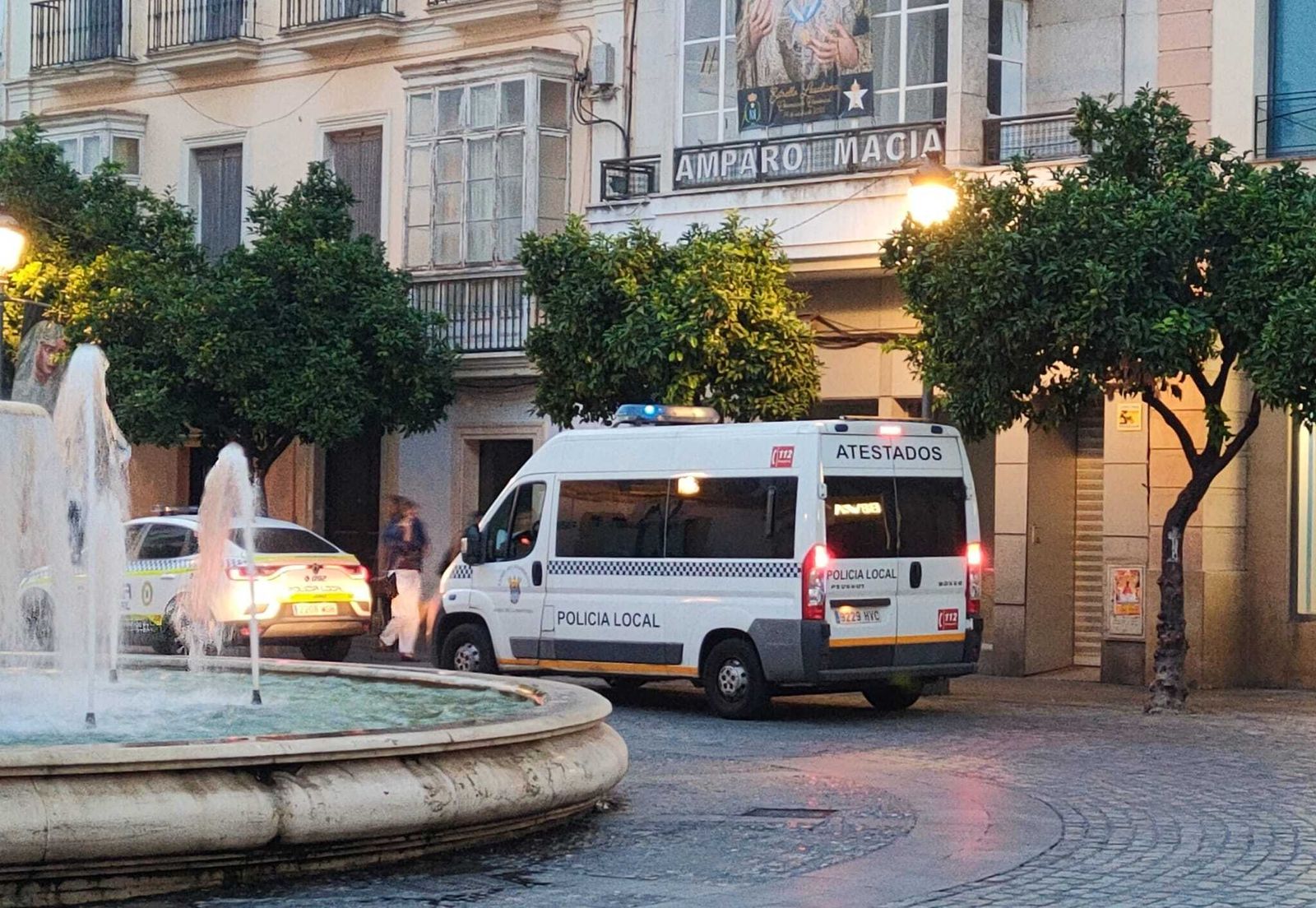 Una furgoneta de la Policía Local, en la rotonda de los Casinos.
