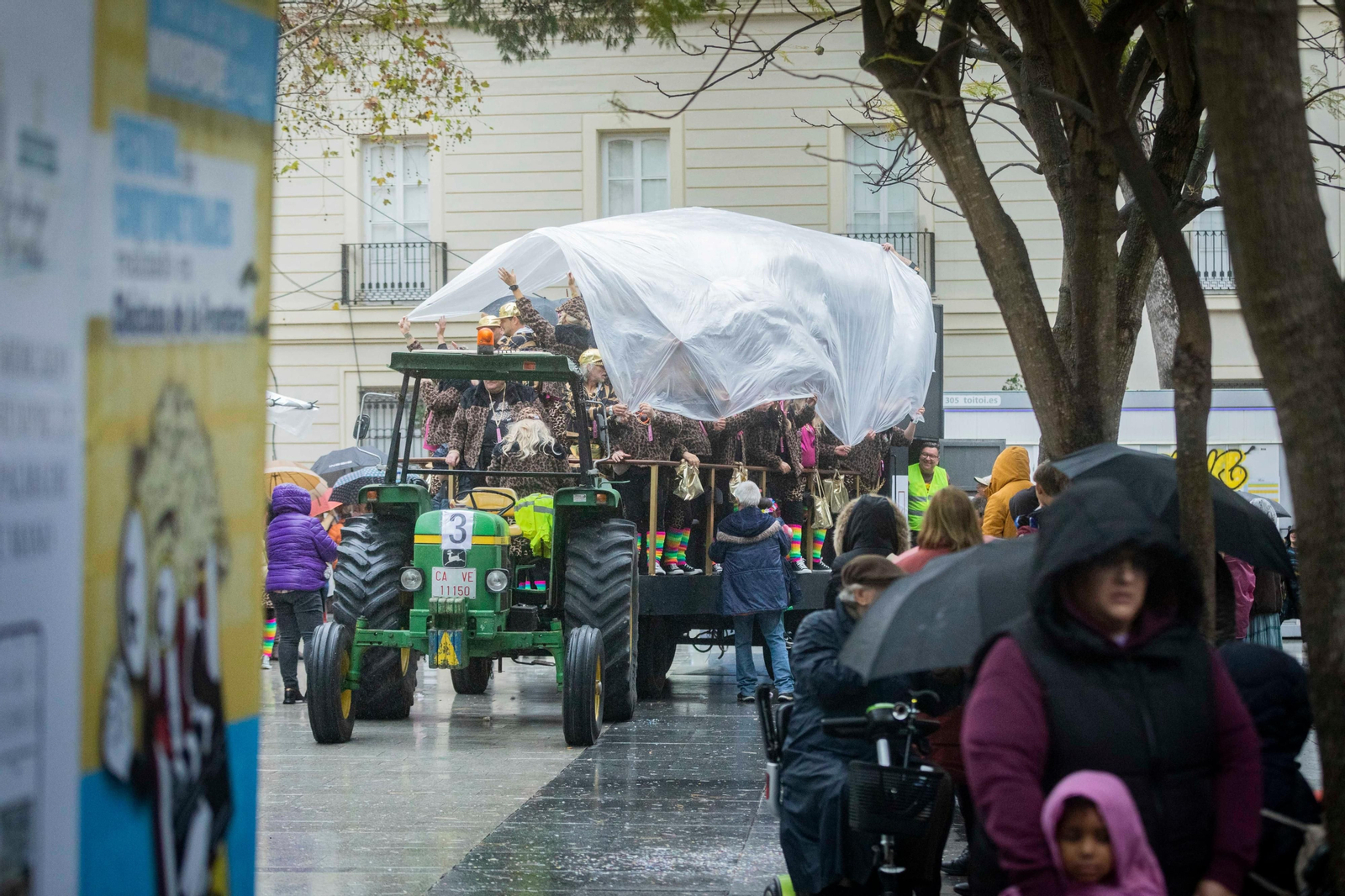 Las mejores imágenes de un Lunes de Coros pasado por agua en el Carnaval de Cádiz 2024