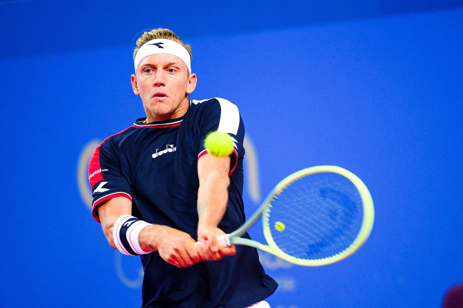 Alejandro Davidovich golpea de revés.