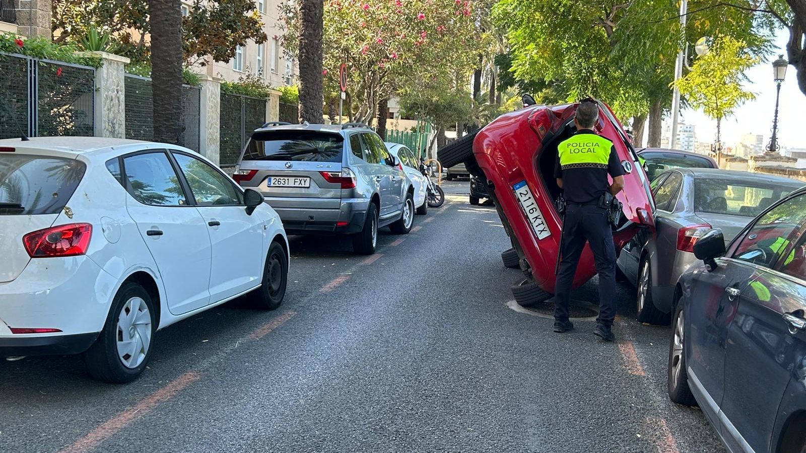 Así quedó el Opel Corsa tras rozarse con un coche aparcado en la avenida de Bahía Blanca de Cádiz