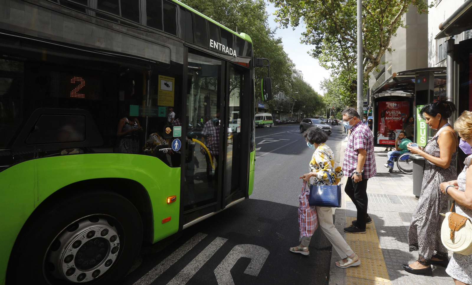Viajeros en una parada de Aucorsa.
