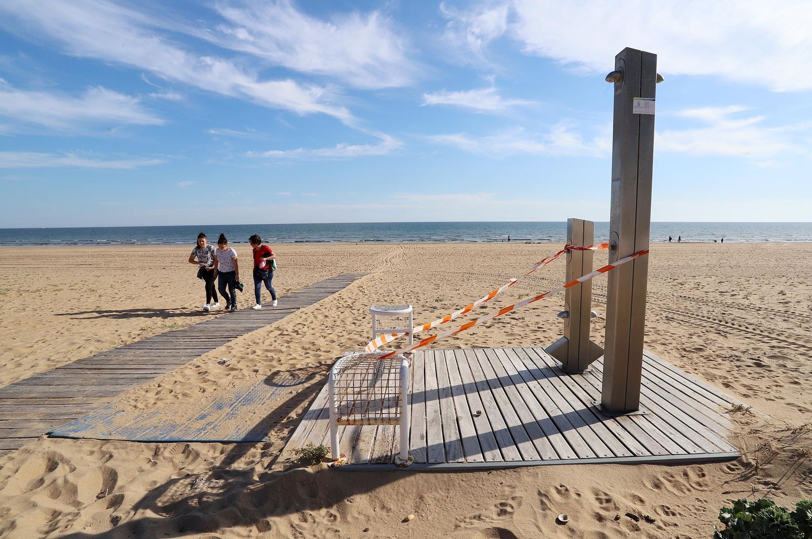 Imágenes de la playa de Punta Umbría en la fase 1 de la desescalada