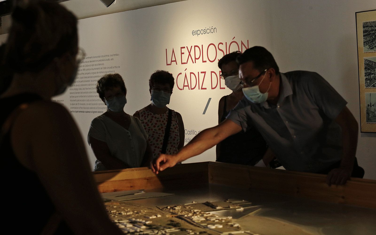 José Antonio Aparicio explica el alcance de la explosión en la visita guiada.