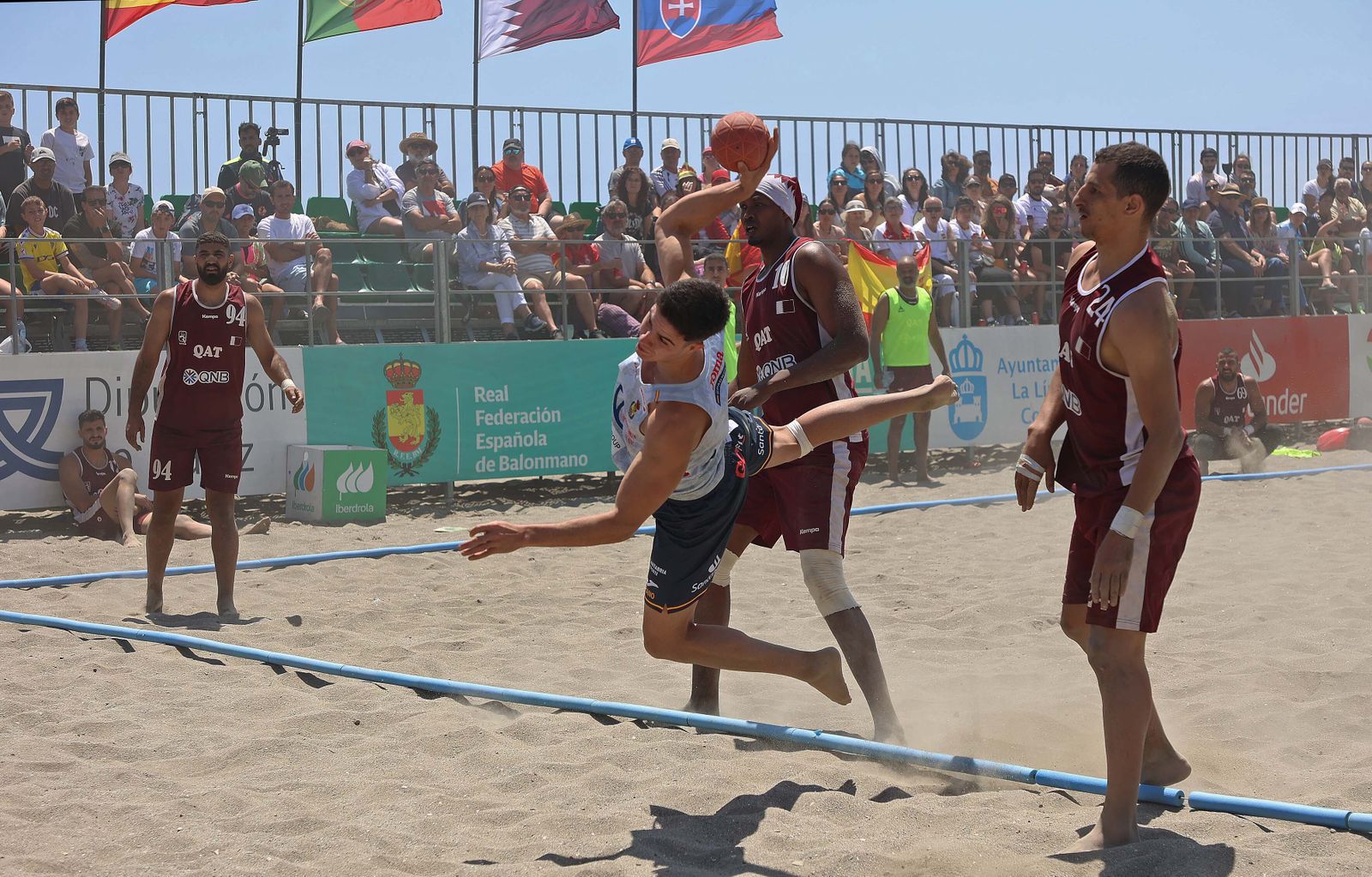 Fotos del domingo en el Internacional de España de balonmano playa de La Línea