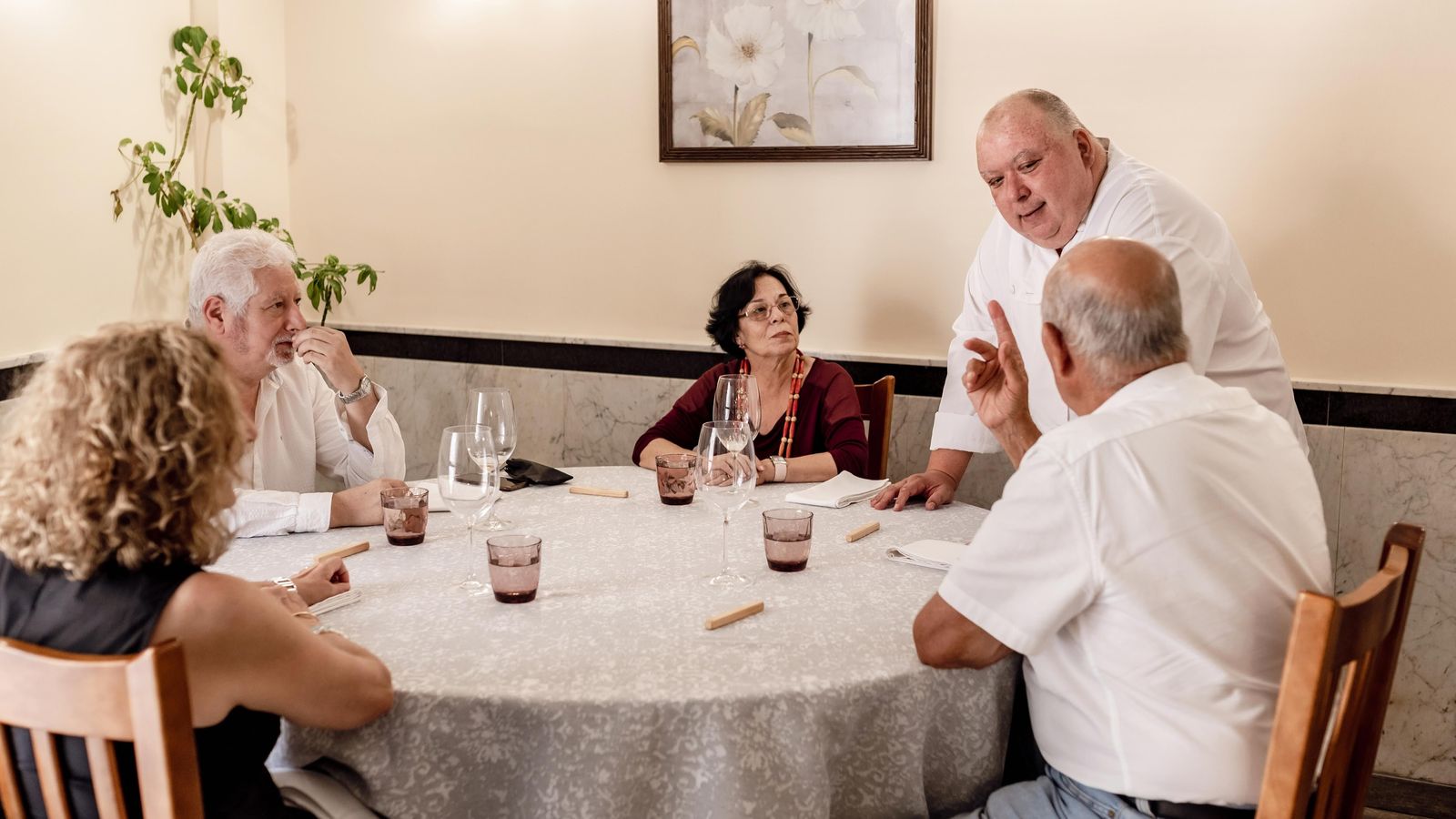 Carlos López saludando a sus comensales