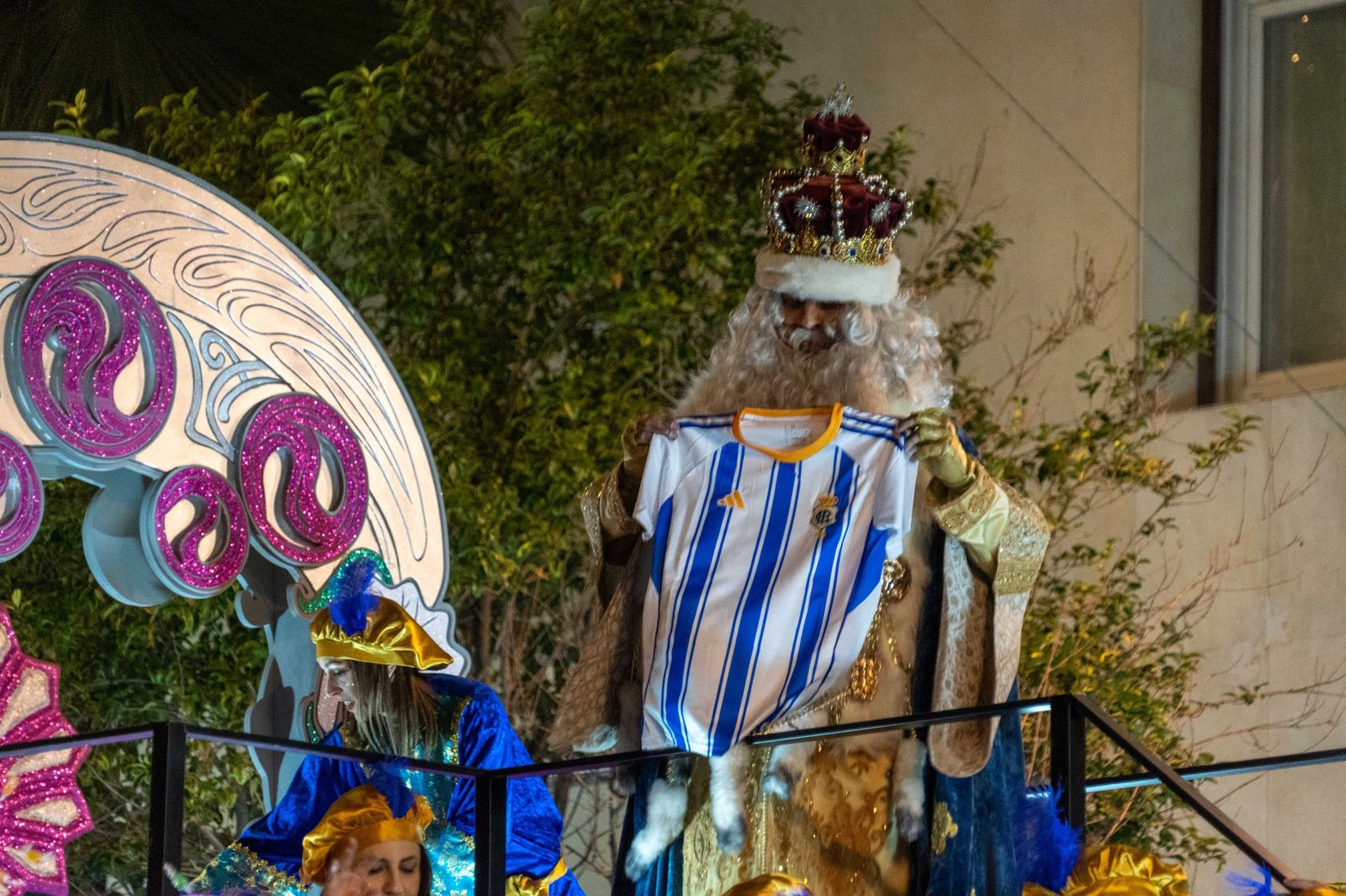 Las mejores fotografías del recorrido y la llegada al ayuntamiento de la cabalgata de Reyes Magos 2026