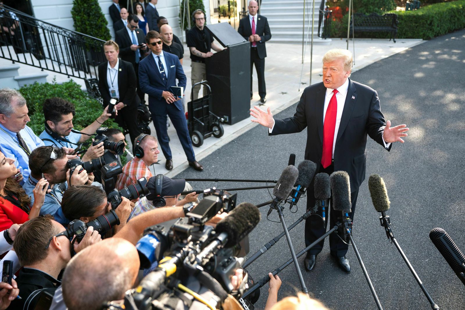 Trump atiende a los medios en la Casa Blanca