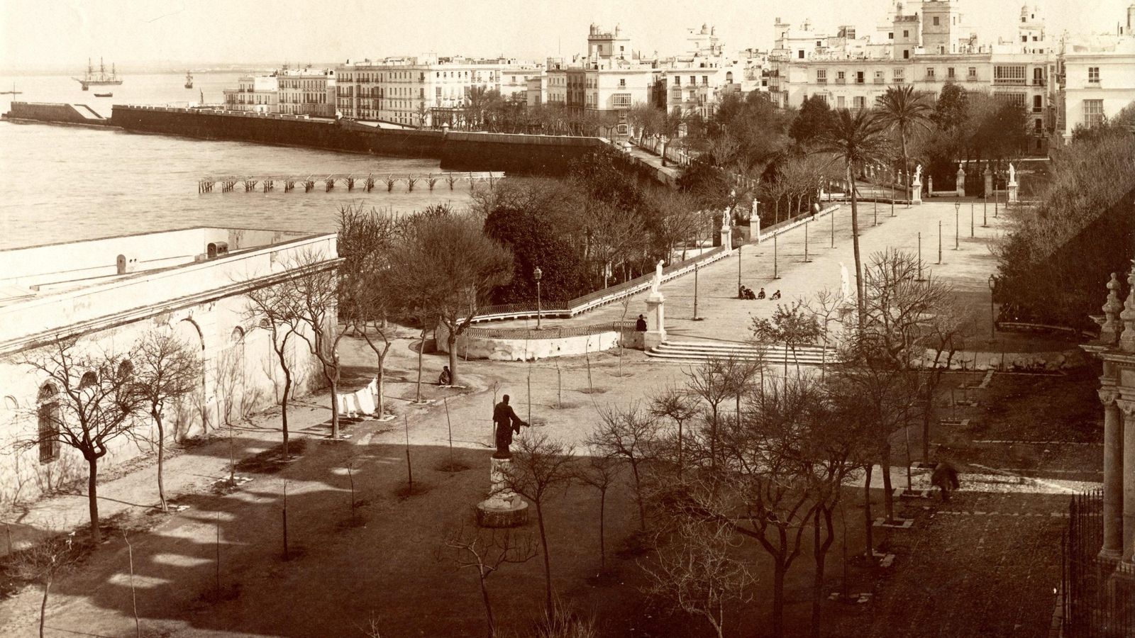 Salón Alto de María Cristina en 1885 por Levy desde el Carmen.