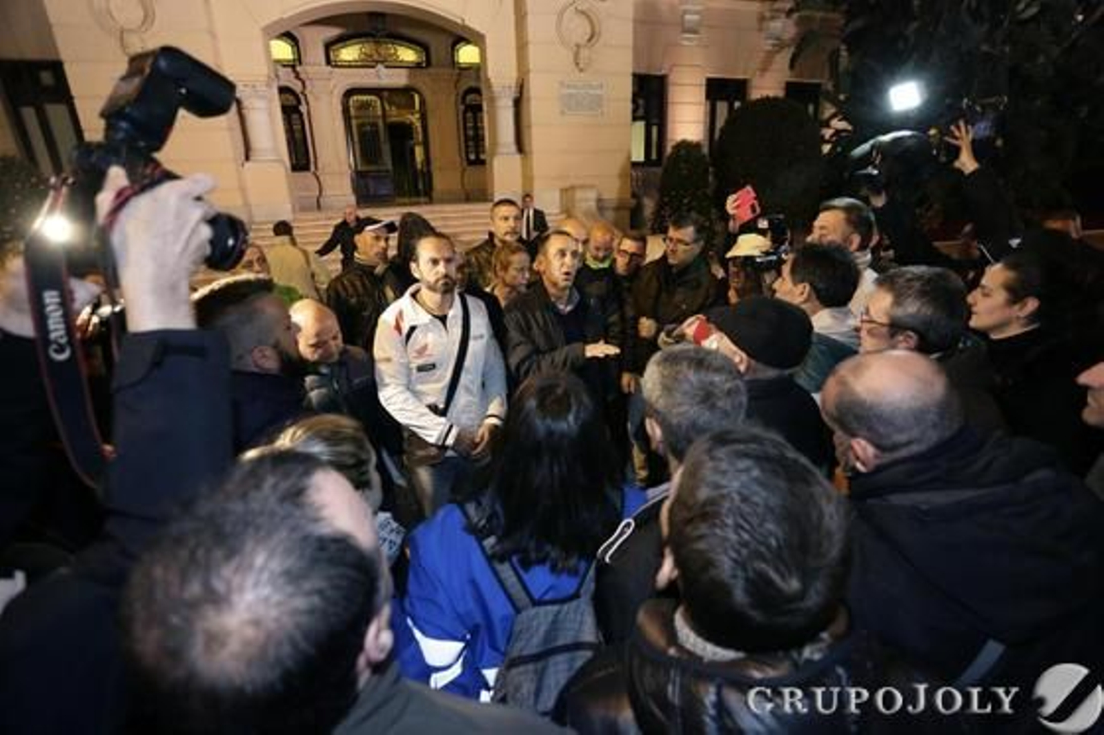 El presidente del comité de empresa, Manuel Belmonte, se dirige a empleados de Limasa tras finalizar la reunión el pasado sábado.  Foto: Marilú Báez