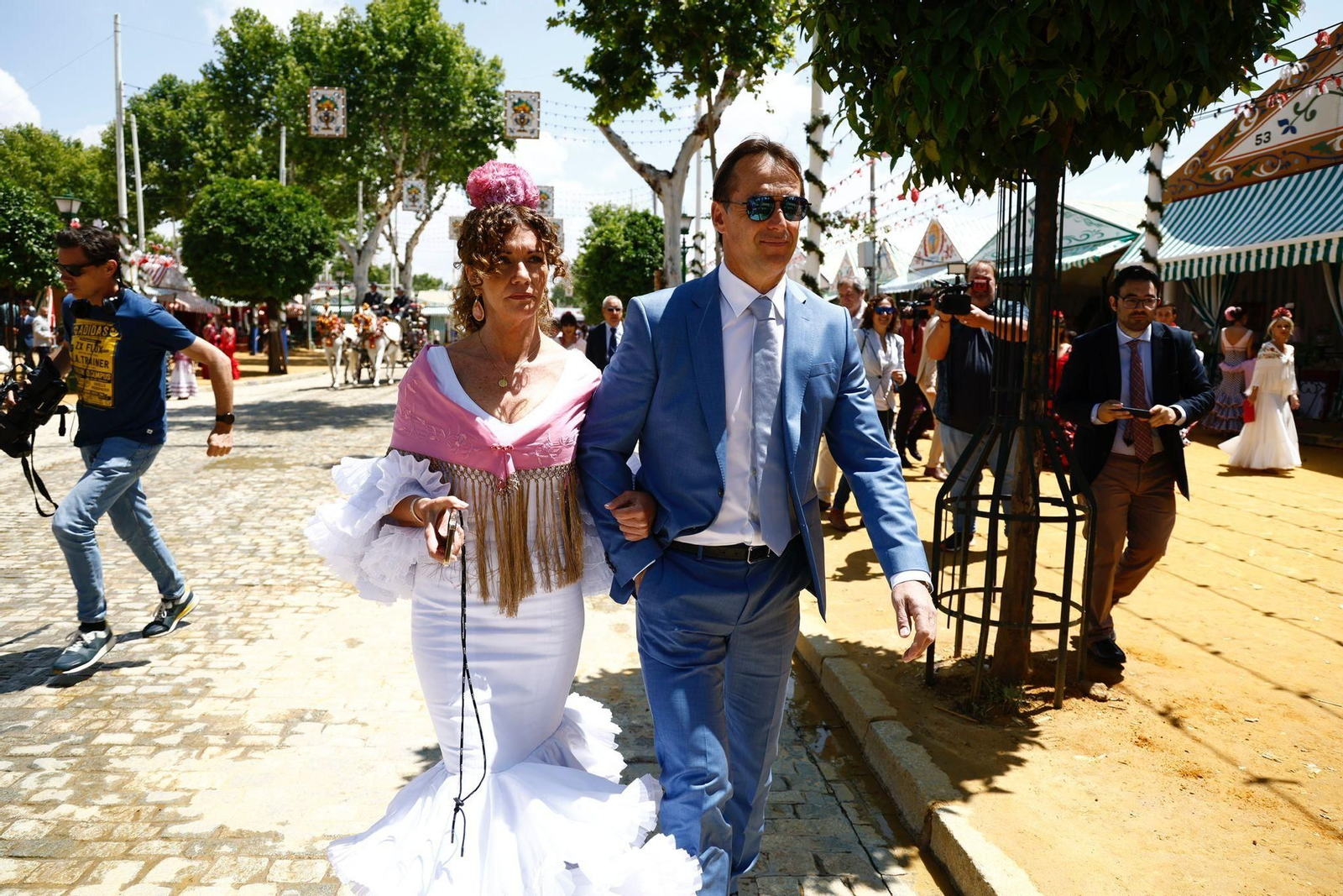 Lopetegui y su esposa, vestida de flamenca, de camino a la Peña Sevillista Macarena.