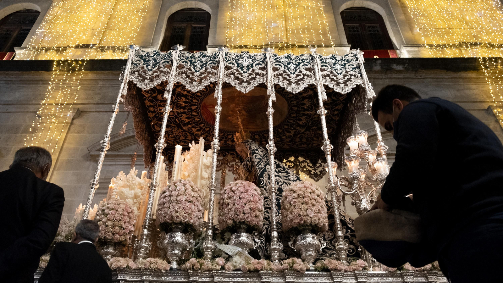 La Candelaria visita el Palacio Arzobispal y el Ayuntamiento de Sevilla