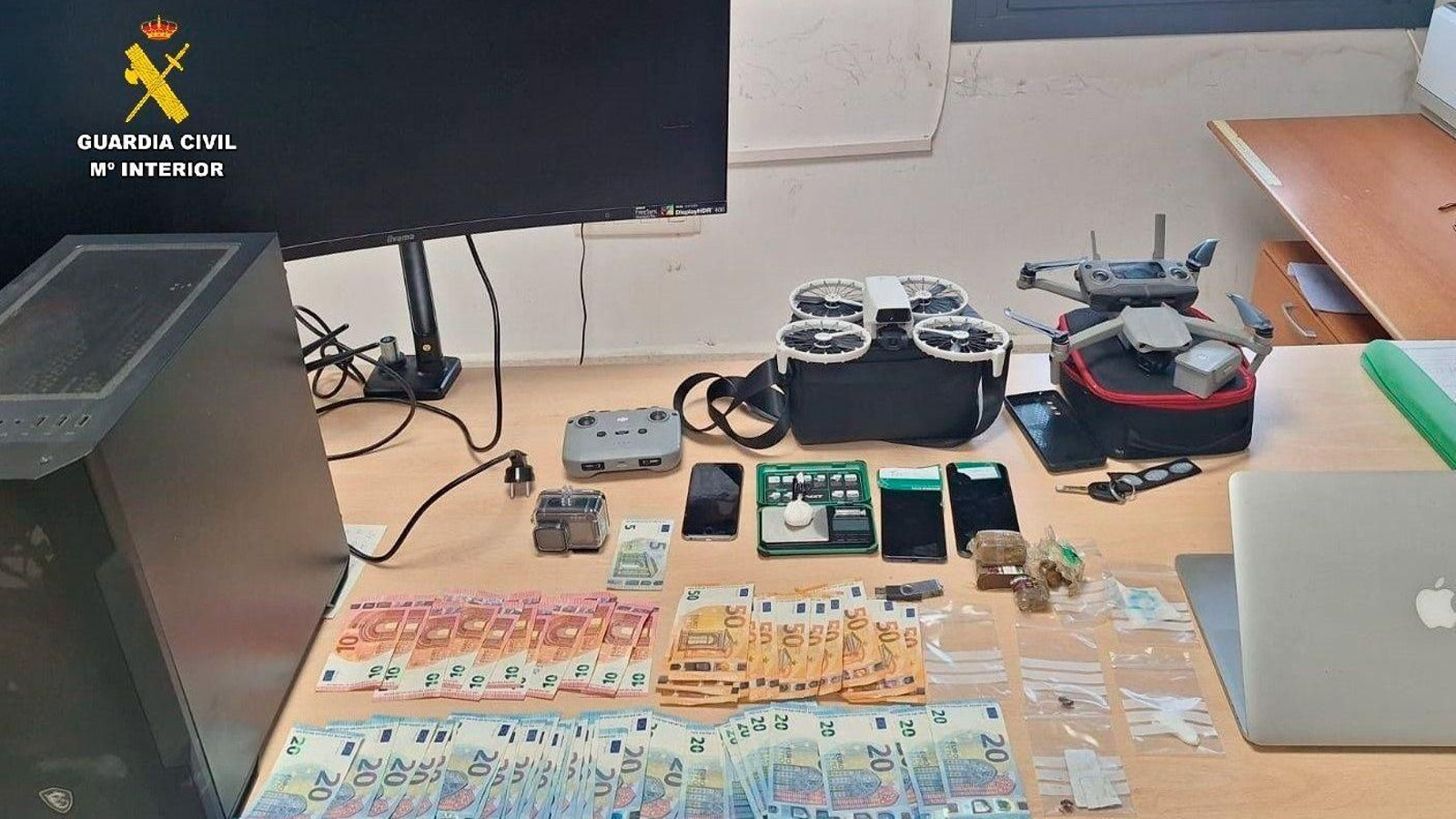 Droga, dinero y objetos hallados al desmantelar un domicilio en Tarifa que operaba como punto de venta de drogas.