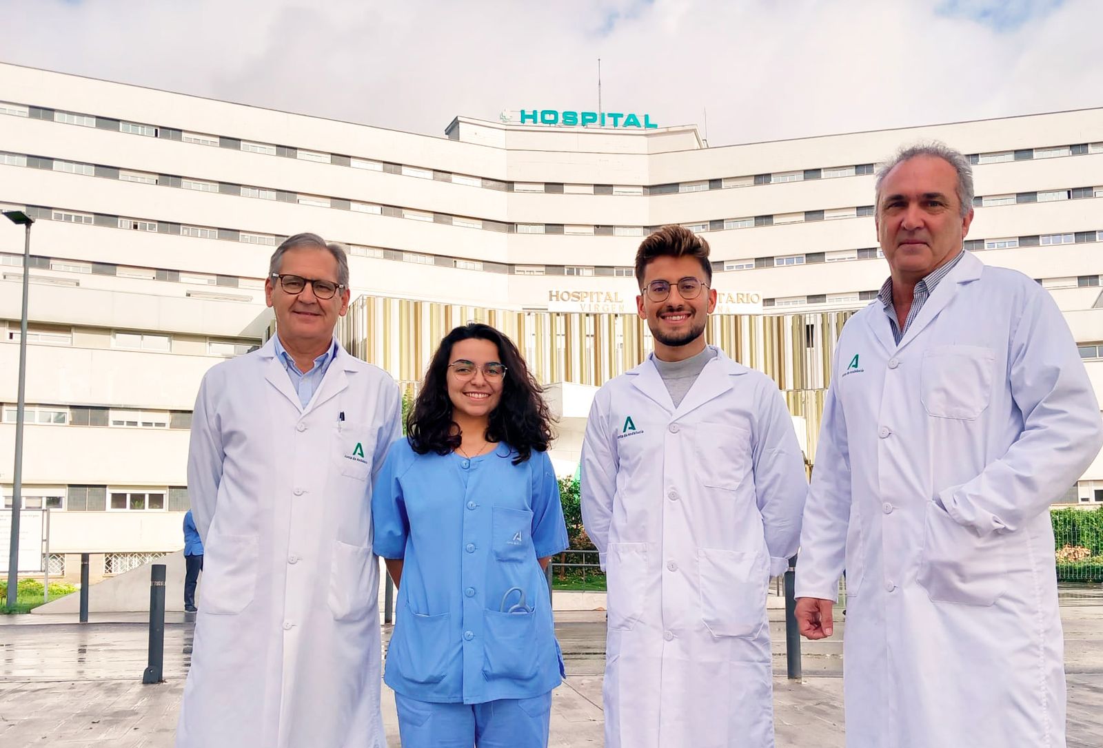 Premiados y parte del equipo de Servicio de Anestesiología del Hospital Virgen Macarena.