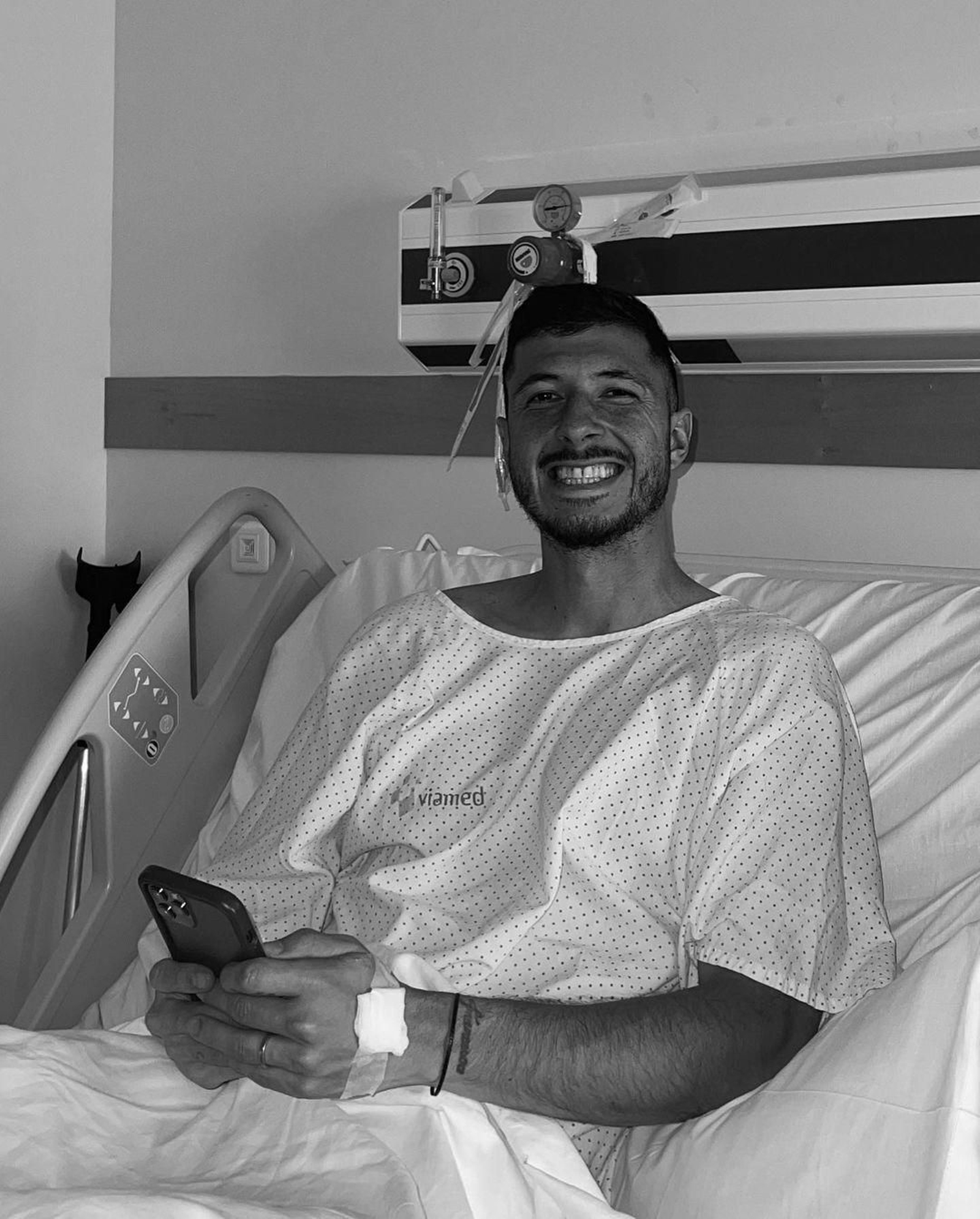 Guido Rodríguez, en el hospital después de ser operado del peroné.