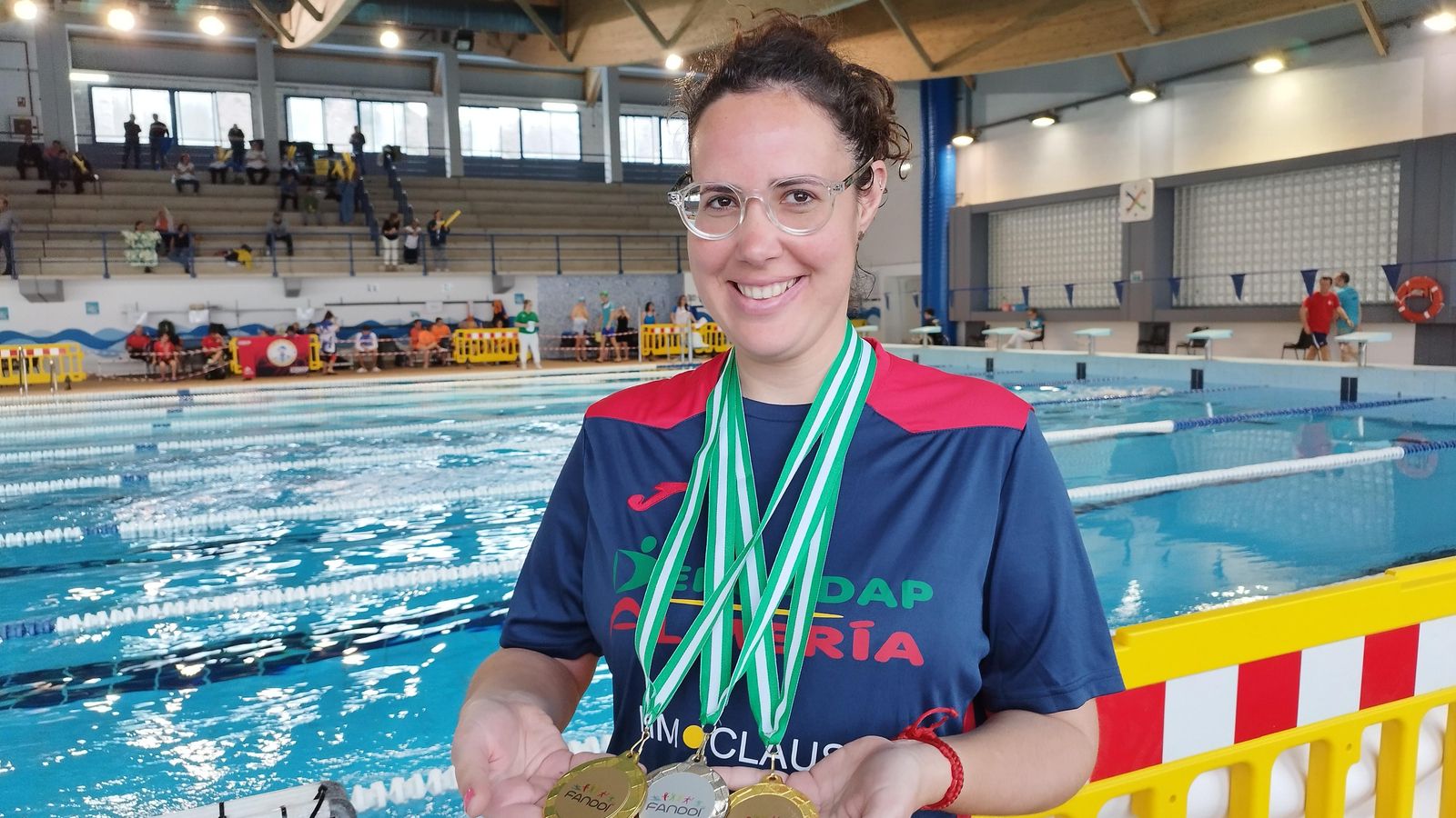 Una de las nadadoras almerienses posa con sus medallas.