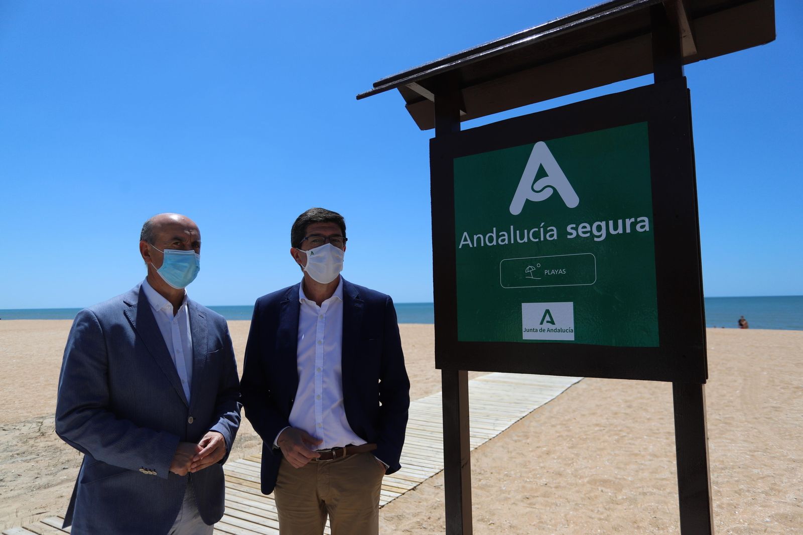 El alcalde de Lepe, Juan Manuel González, junto al vicepresidente de la Junta, Juan Marín.