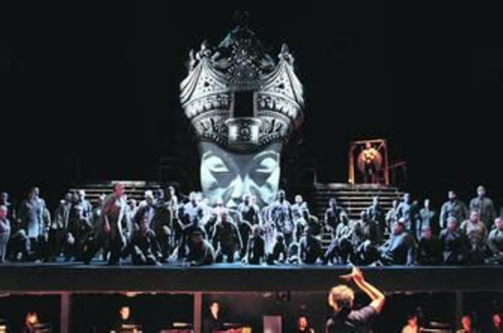 Pedro Halffter dirigiendo a la Sinfónica en el ensayo general de 'Turandot' el martes.