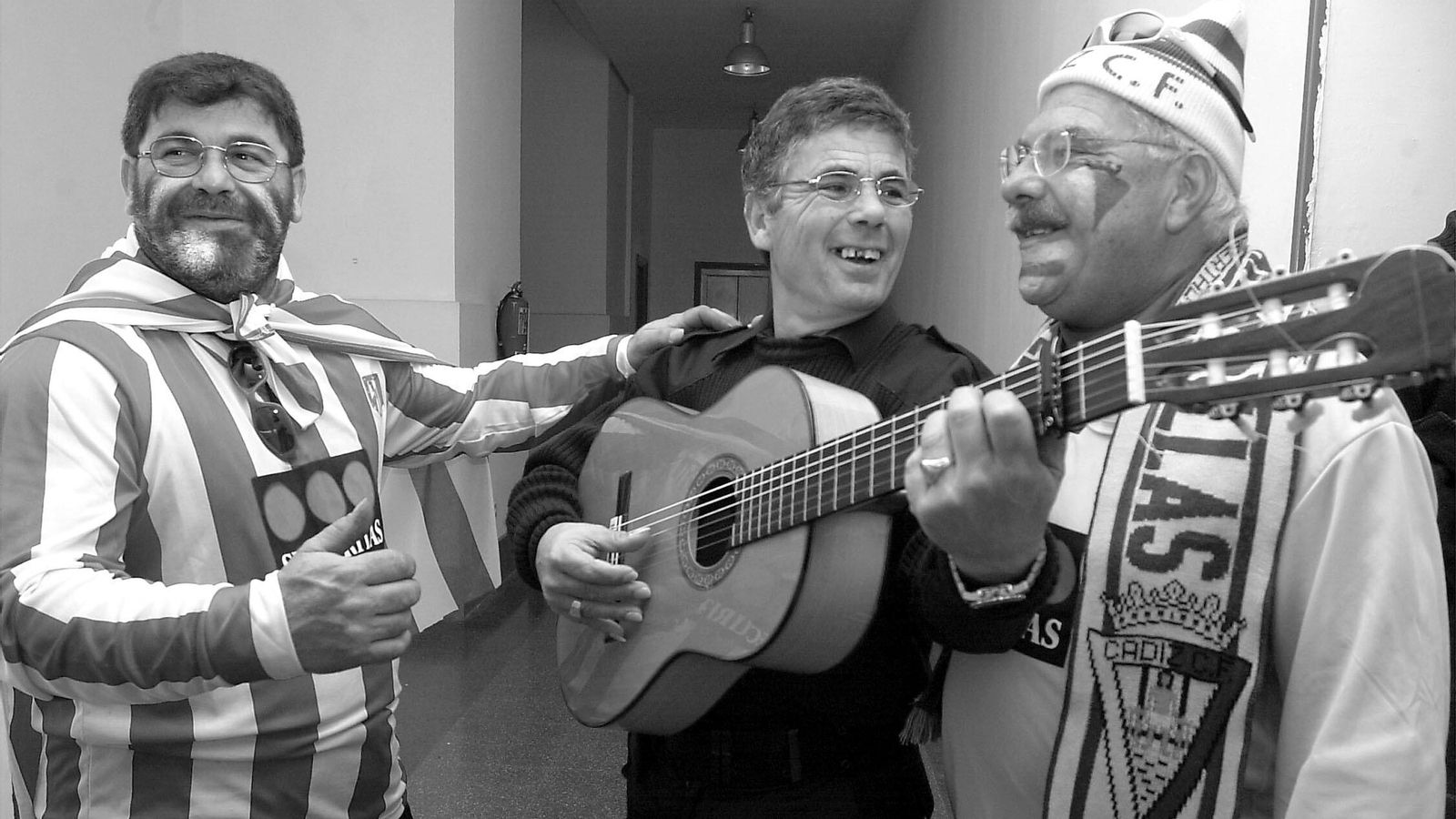 Paco Scapachini (derecha) en el coro 'Muerte al gordo' junto a El Petra y El Habichuela.