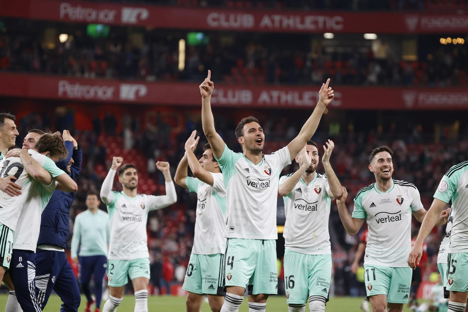 Los jugadores del Osasuna celebran su clasificación para la final de la Copa.