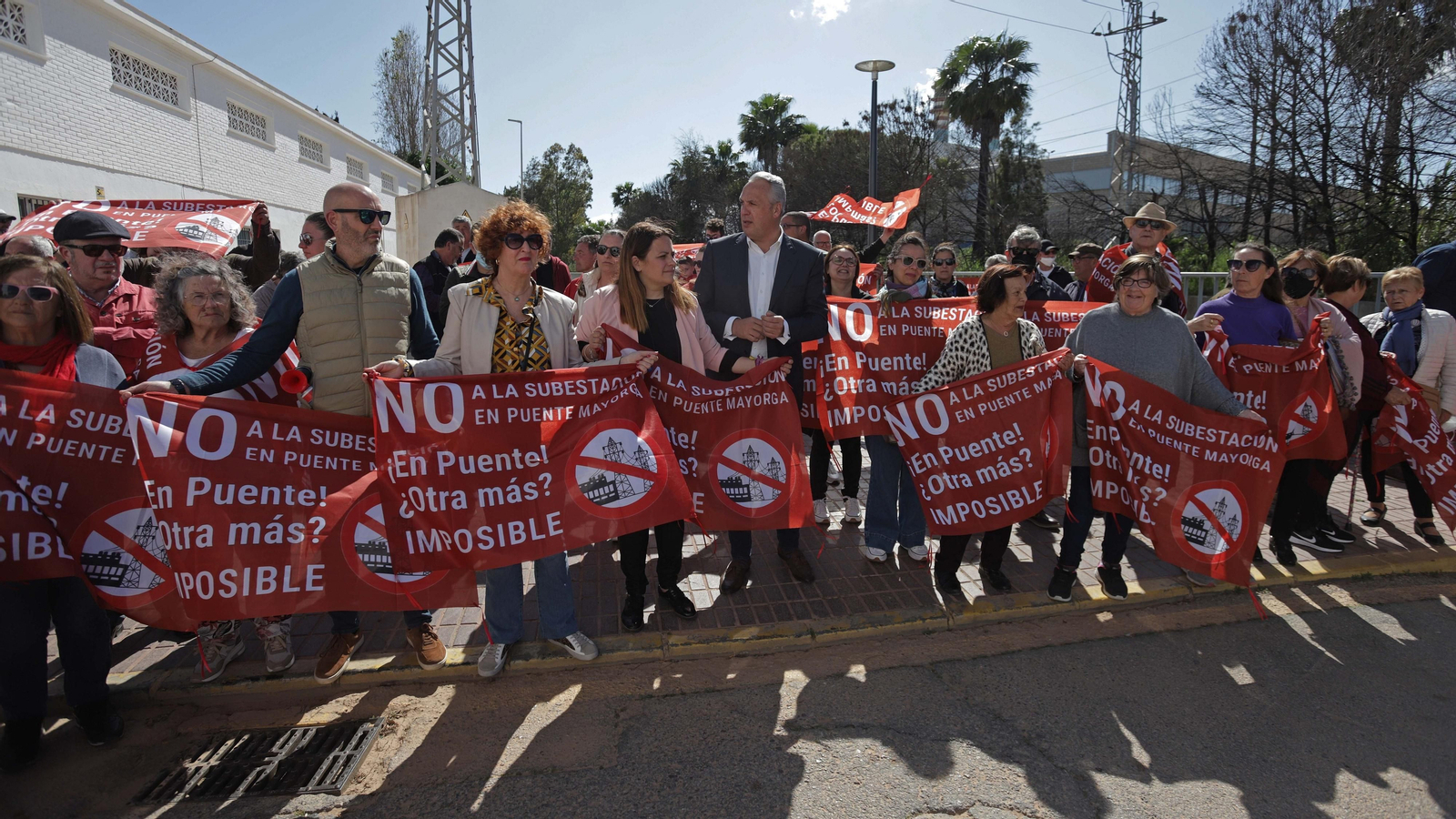 Fotos de la concentración contra la subestación eléctrica en Puente Mayorga