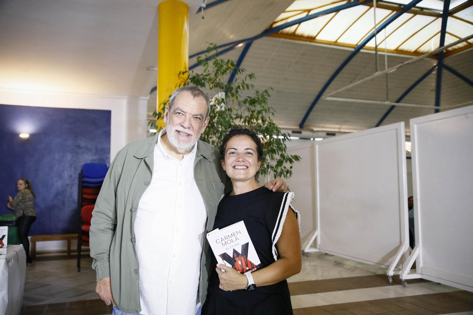 Las imágenes de la presentación del libro "El Clan" de Carmen Mola en Mojácar