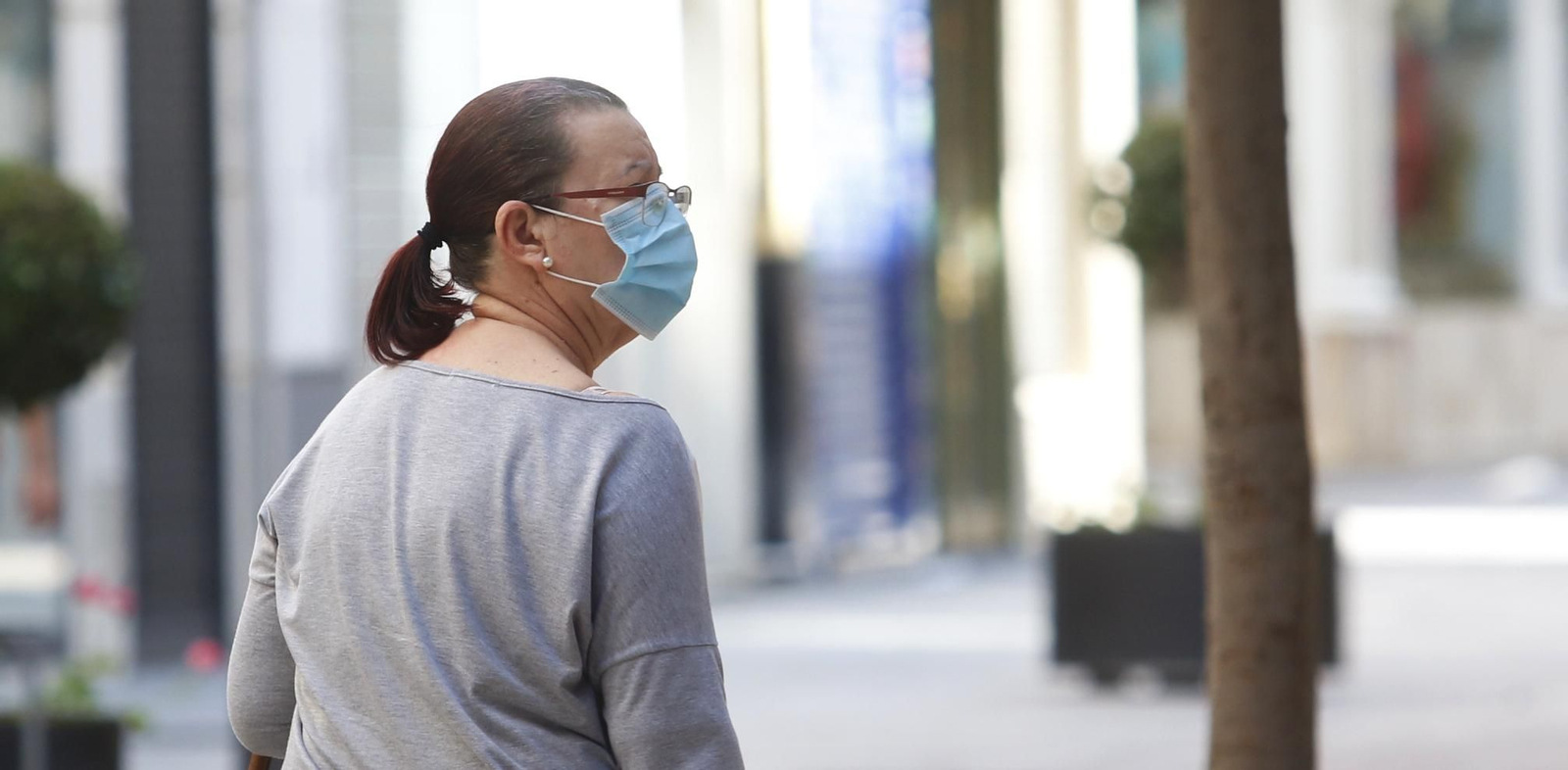 Una mujer camina por una calle de la capital cordobesa.