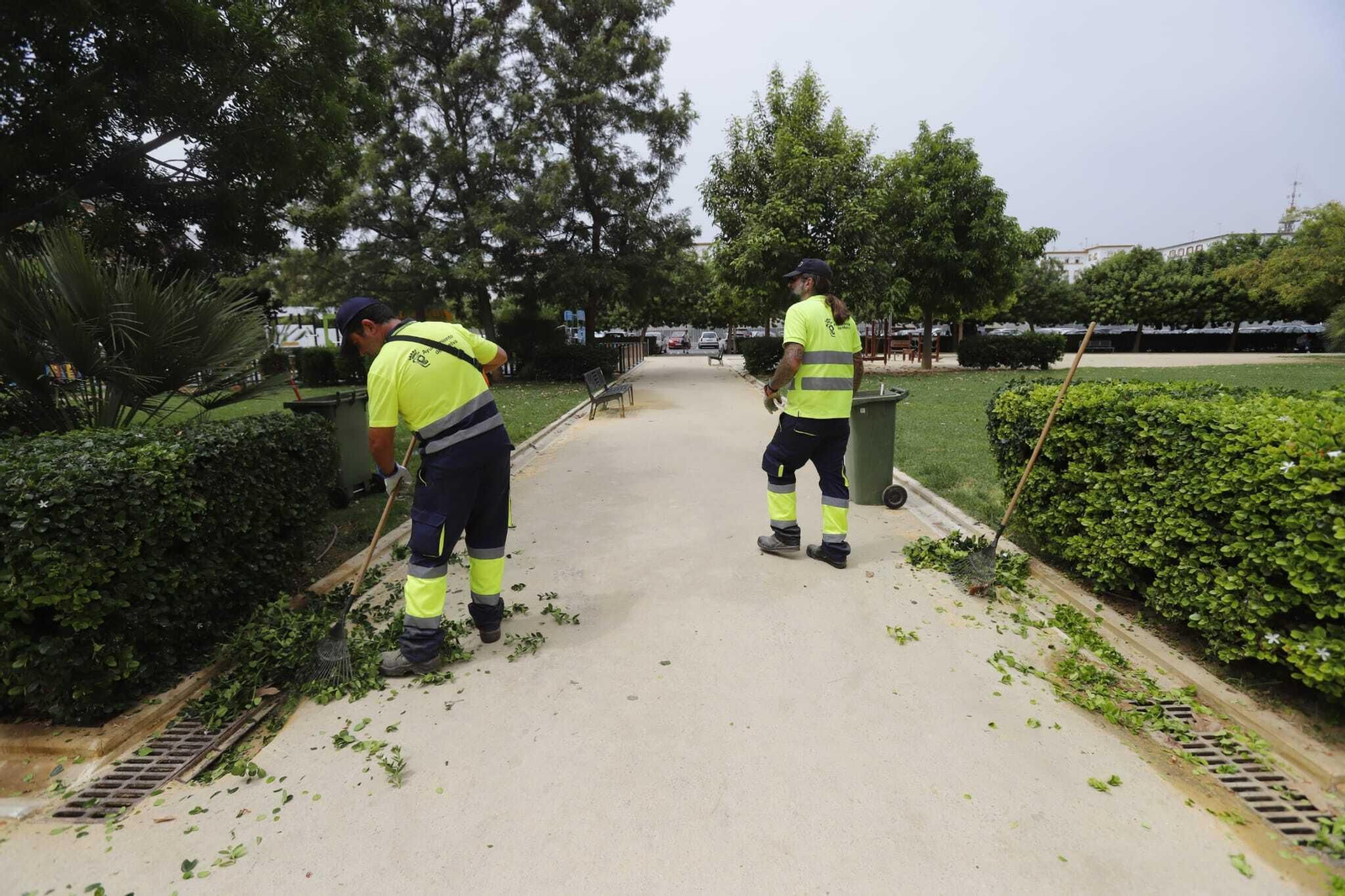 Operarios limpiando en la plaza del Antiguo Estadio Colombino.