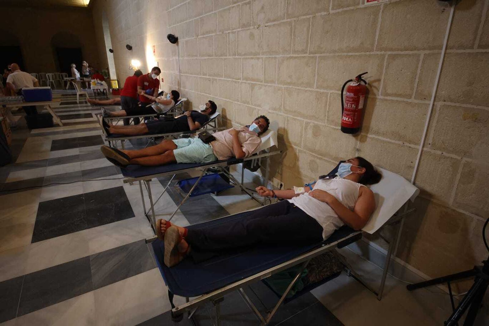 Varios donantes en la colecta especial de sangre en los Claustros de Santo Domingo