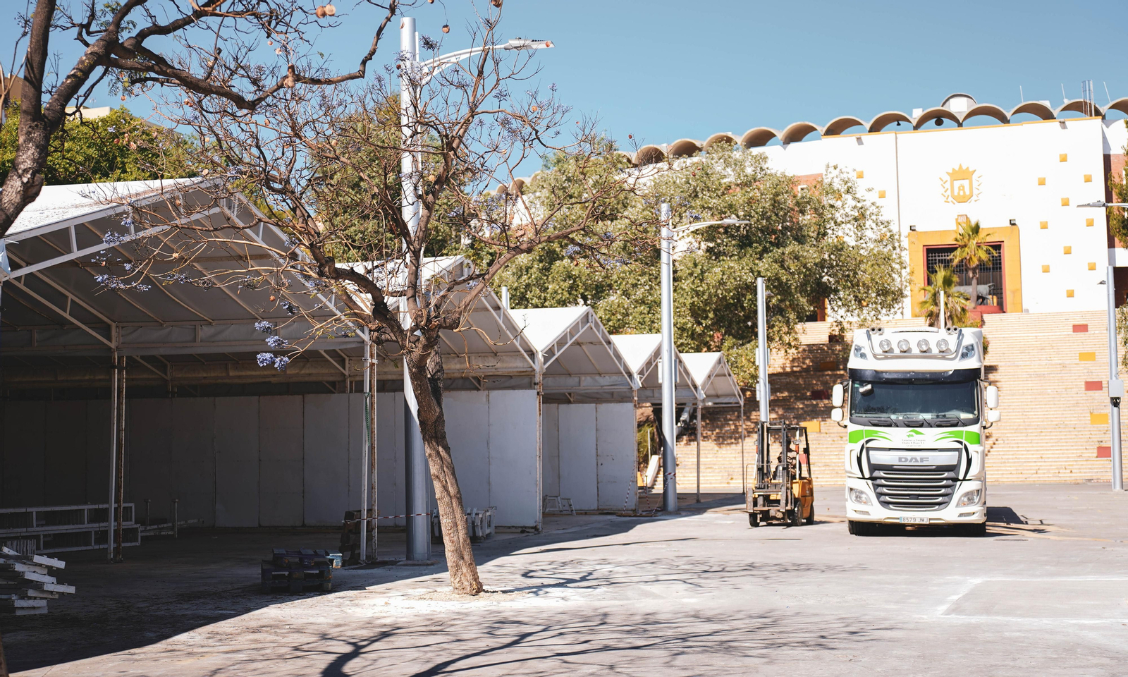 El parque de feria en Algeciras comienza cogiendo forma con el montaje de las casetas, en imágenes