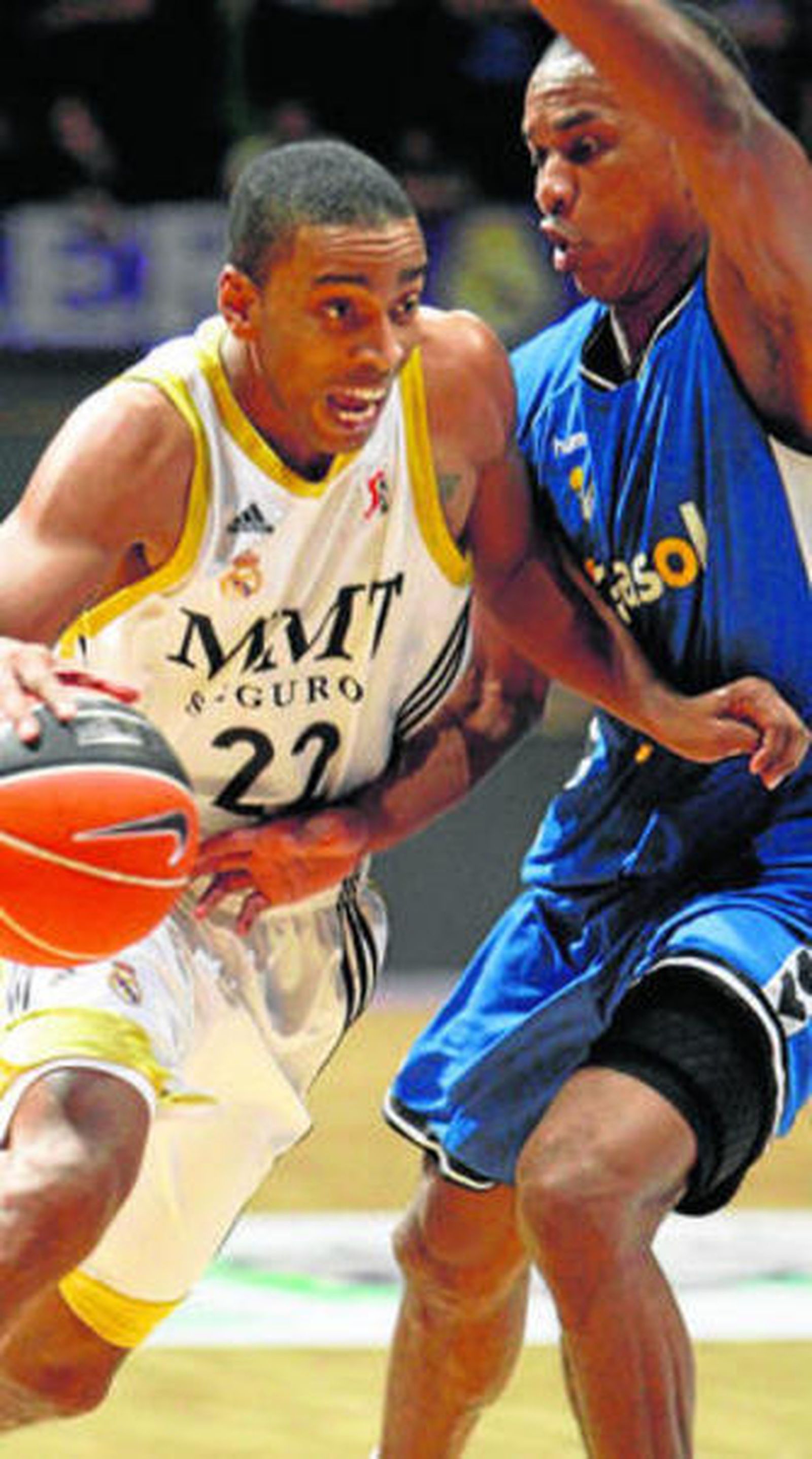 Bullock, ante la pegajosa defensa de Ellis en el último 'play off'.