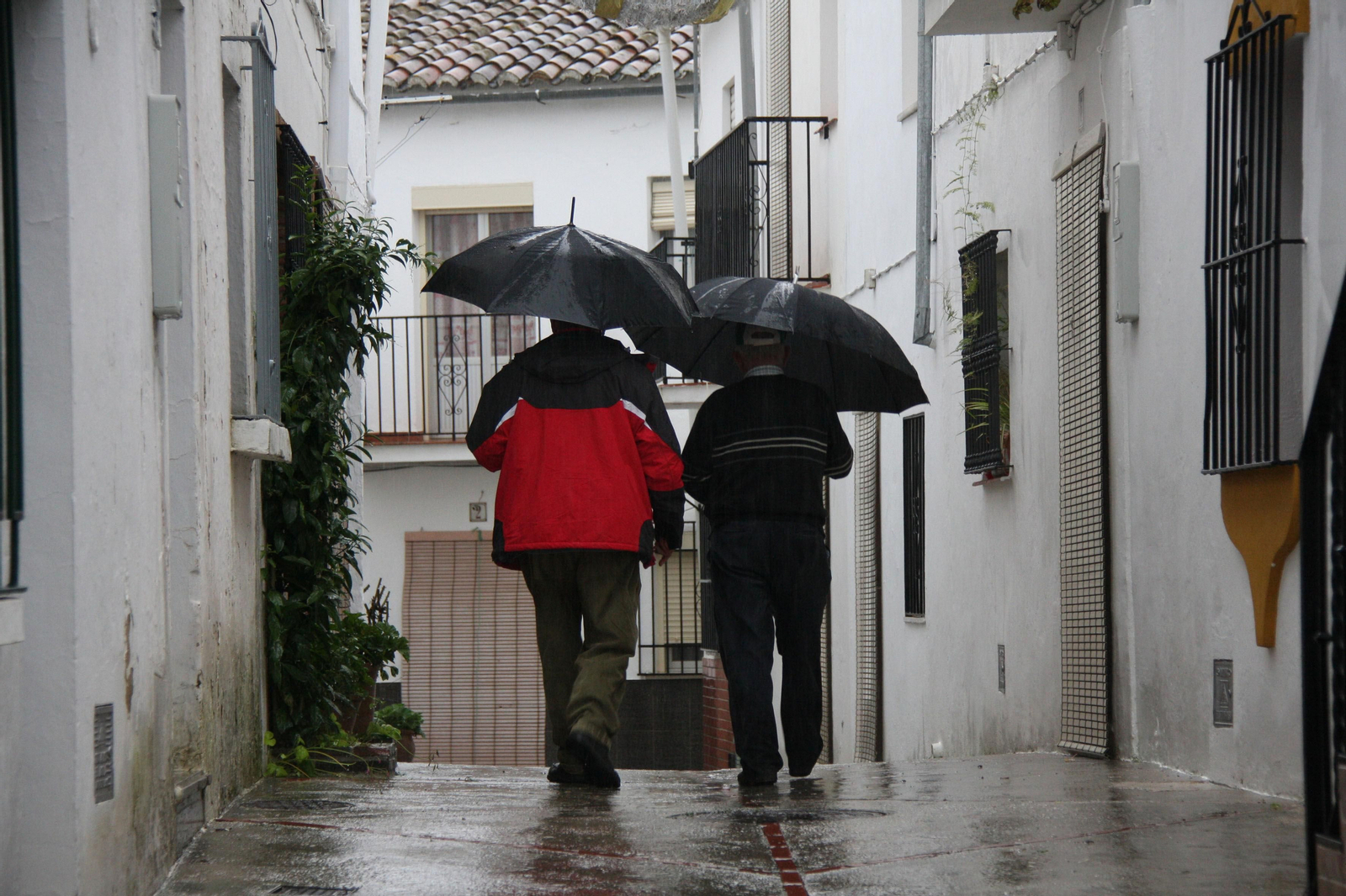 Dos vecinos pasean por una calle de Faraján.