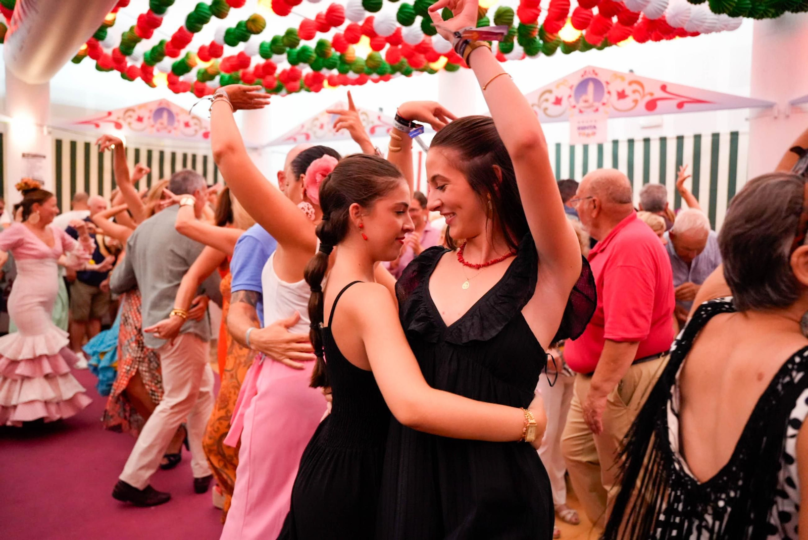 Así bailan en el concurso de sevillanas de La Lola de la fería de Almería