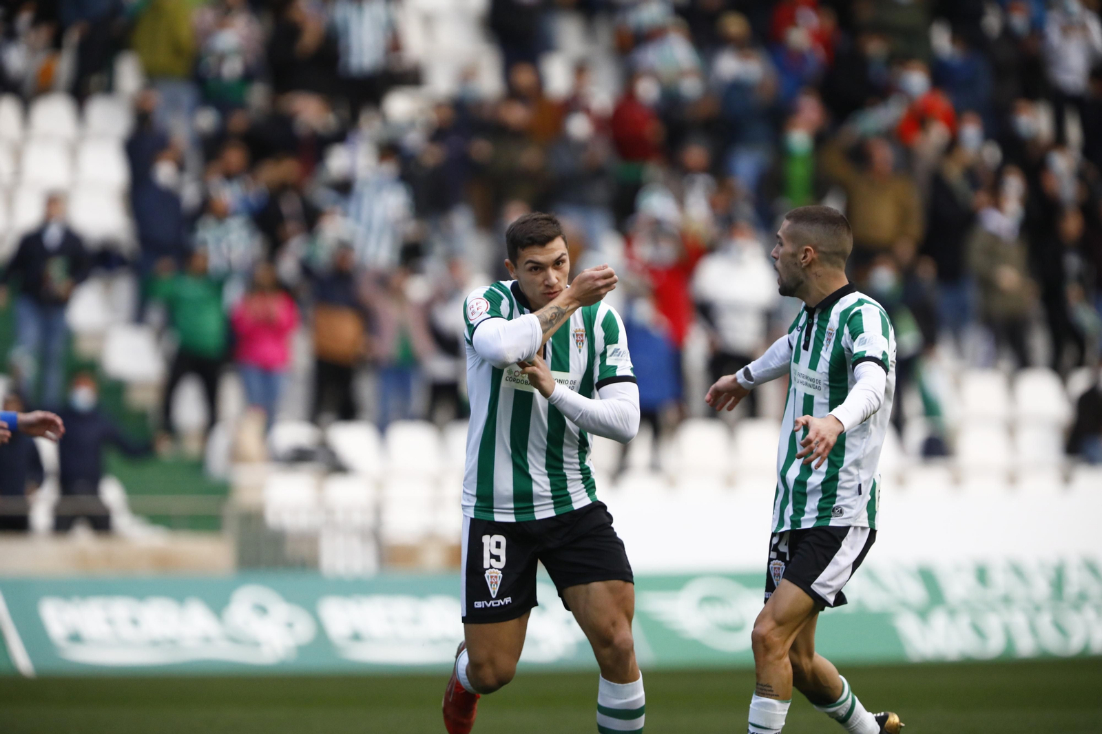 Adrián Fuentes celebra uno de sus goles ante el Xerez DFC. Adrián Fuentes celebra uno de sus goles ante el Xerez DFC.
