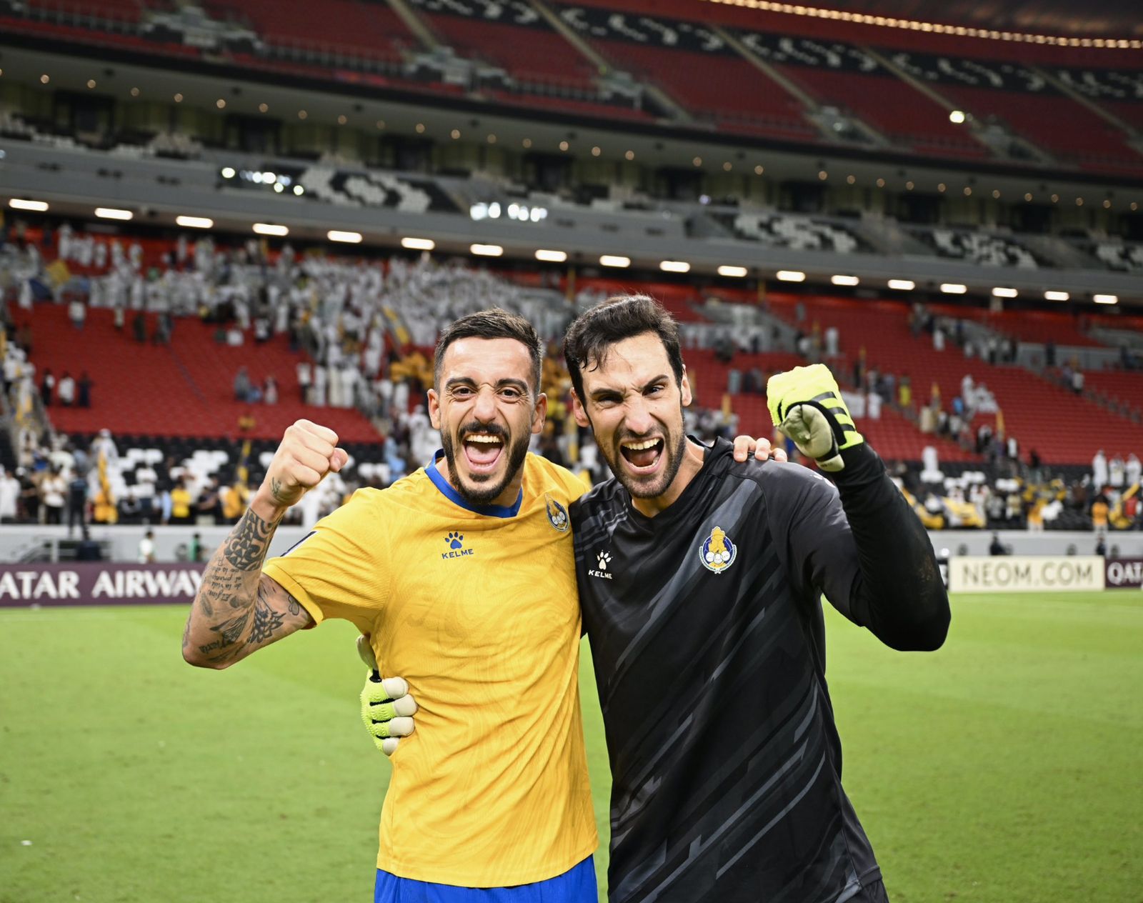 Sergio Rico se muestra feliz junto al internacional español Joselu.