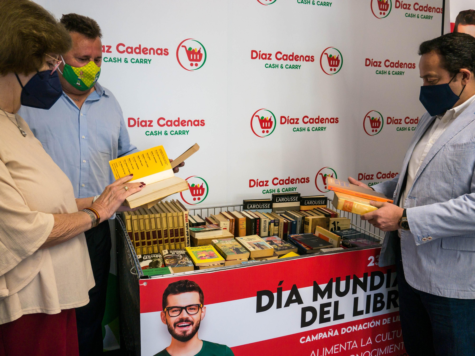 Maruja Vilches, José Luis Pérez Mena y Francisco Díaz Cadenas en la presentación de la recogida solidaria de libros para los centros penitenciarios de Sevilla.