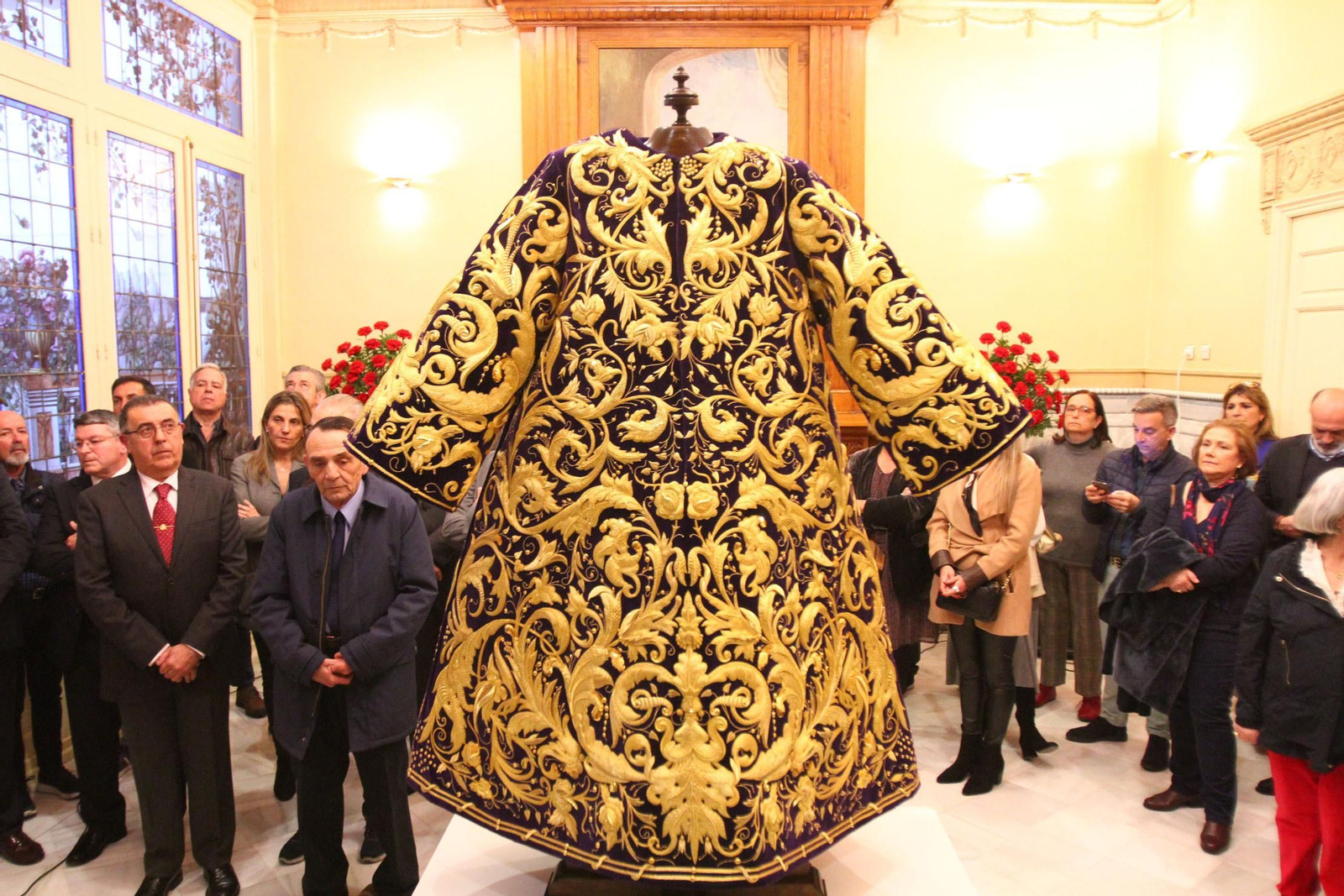 La nueva túnica bordada en oro que un grupo de hermanos ha donado a Nuestro Padre Jesús Nazareno.