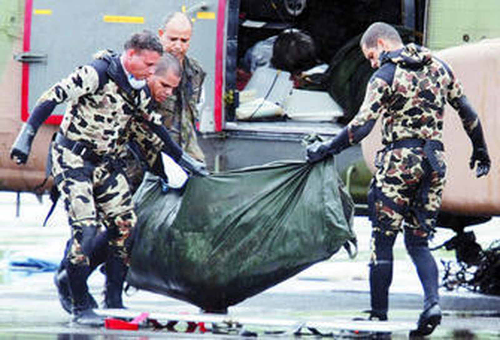 Los primeros cuerpos del avión hundido