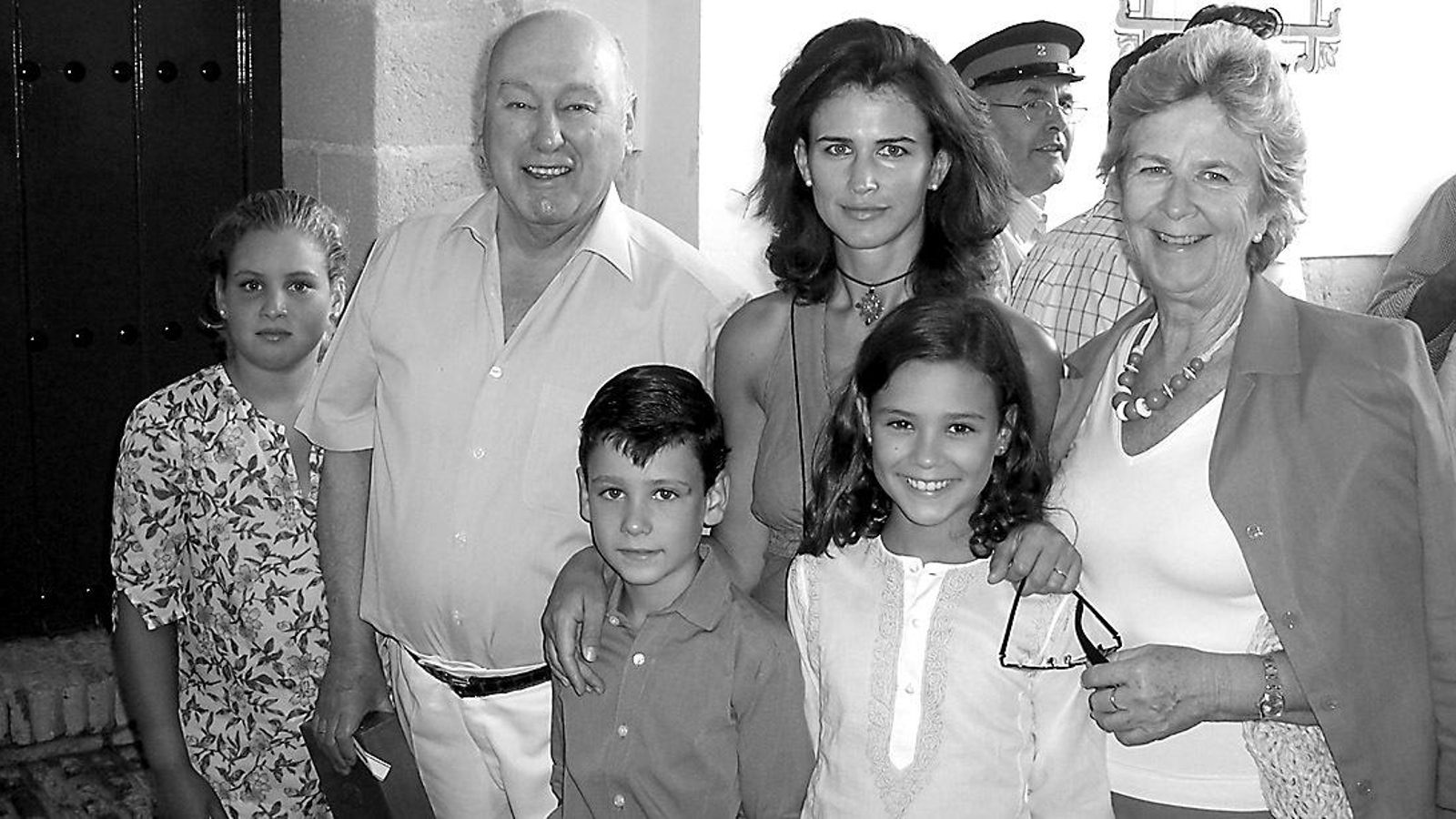 Alfredo Erquicia y su esposa, Carmen Domecq, con su hija Rocío y sus nietos, en la plaza de toros de El Puerto en 2005.